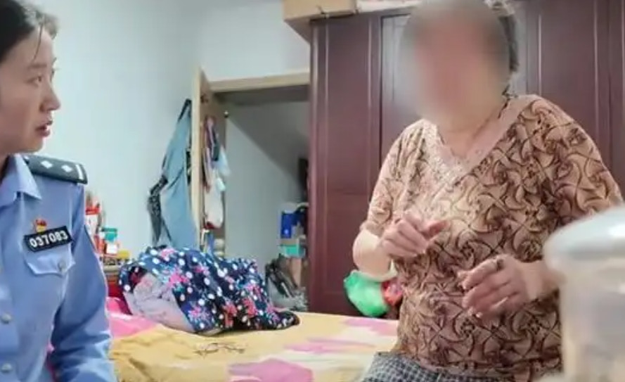 民警告婆婆解釋時，她想起對方不停叫她照鏡。（微博圖片）