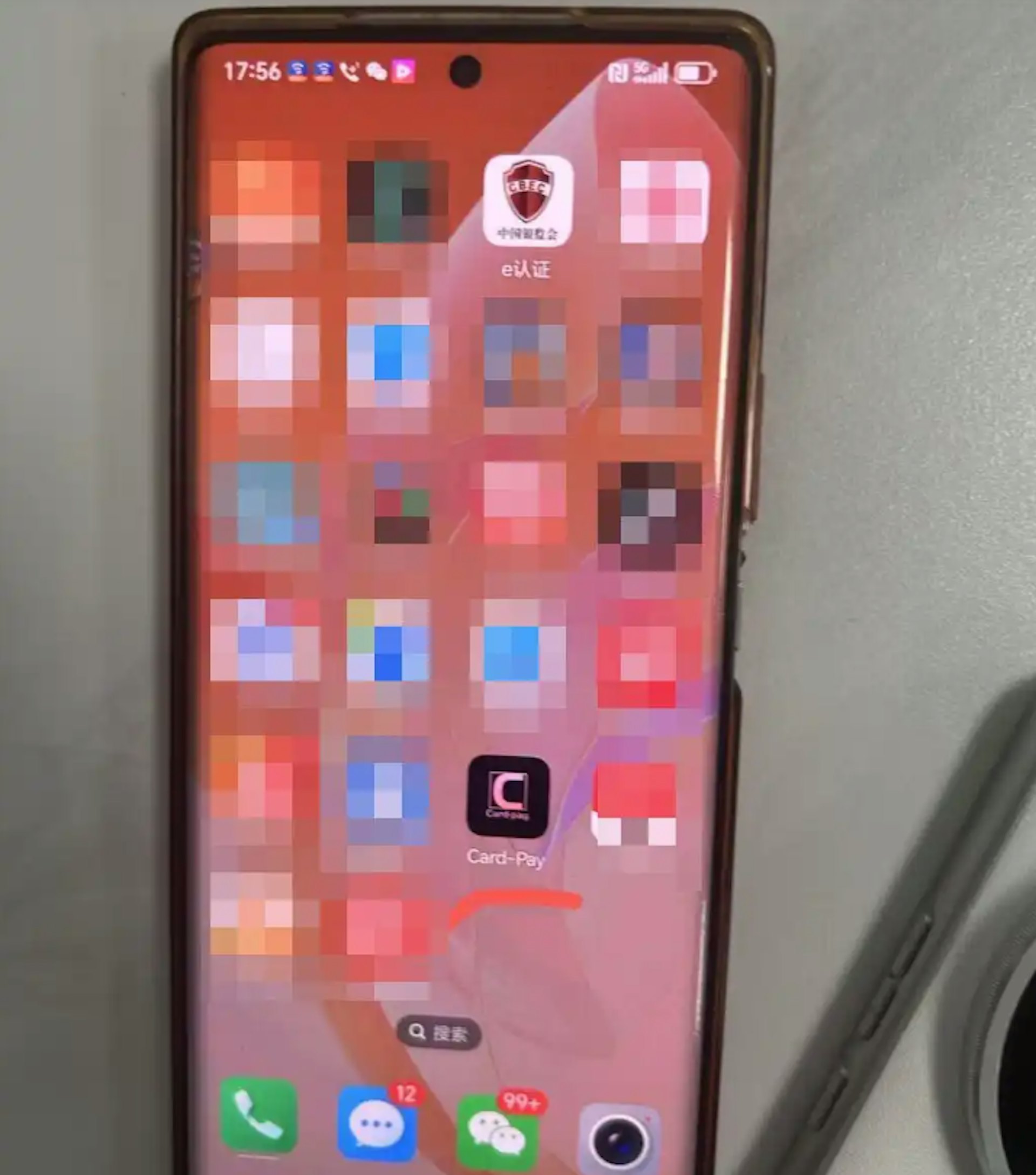 騙徒在婆婆手機上遠端安裝詐騙程式。(微博圖片)