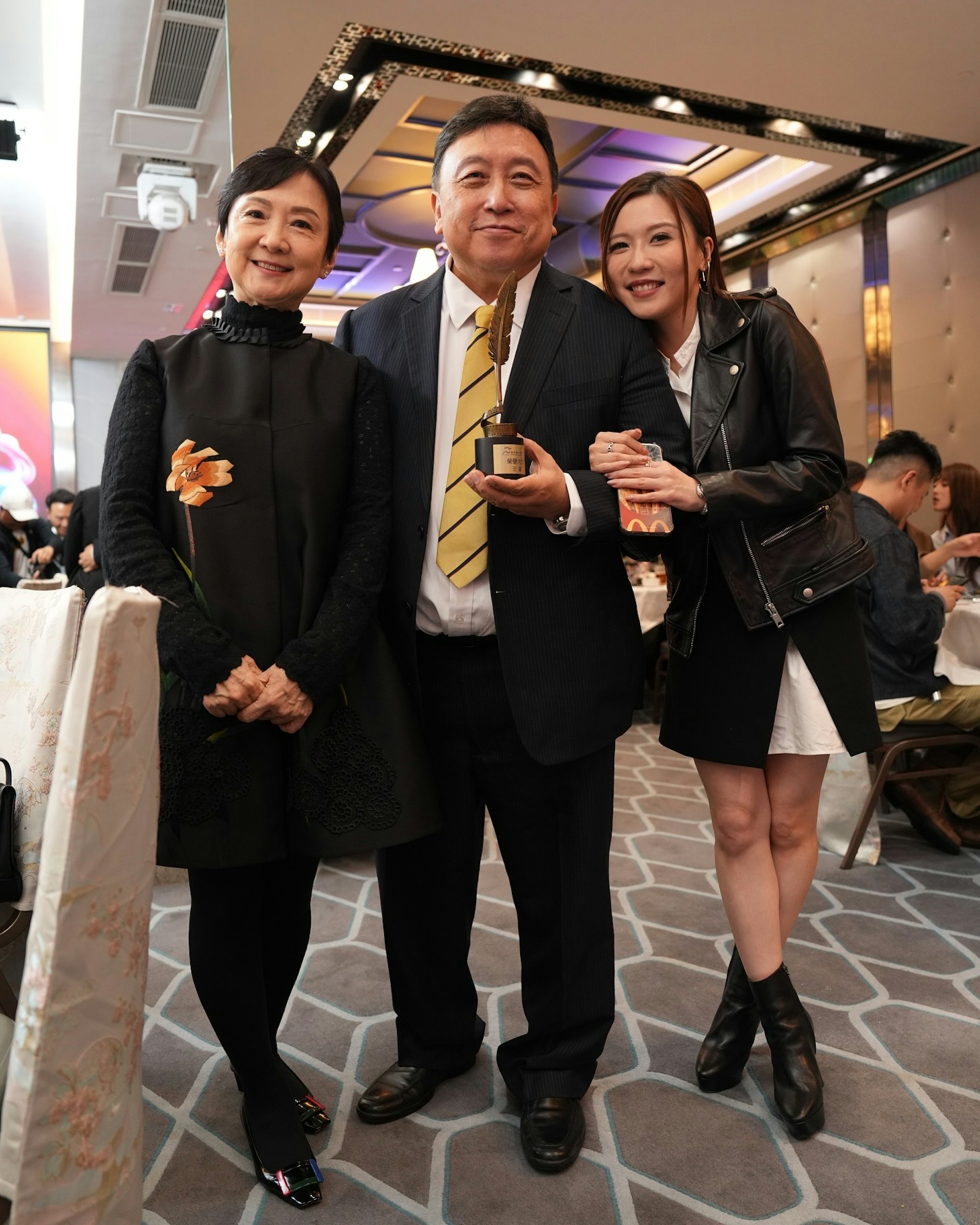 王晶爱女王海榛巴厘岛晒比基尼引父母“监视”:为何穿这么少? 王晶爱女王海榛巴厘岛晒比基尼引父母“监视”:为何穿这么少?