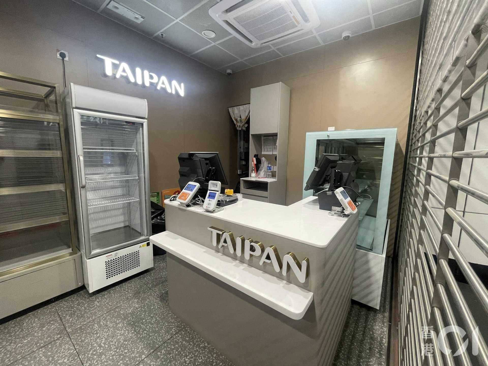 大班港鐵黃埔站分店周六(21日)下午已經落閘,所有貨架清空。(任葆穎攝) 大班港鐵黃埔站分店周六(21日)下午已經落閘,所有貨架清空。(任葆穎攝)