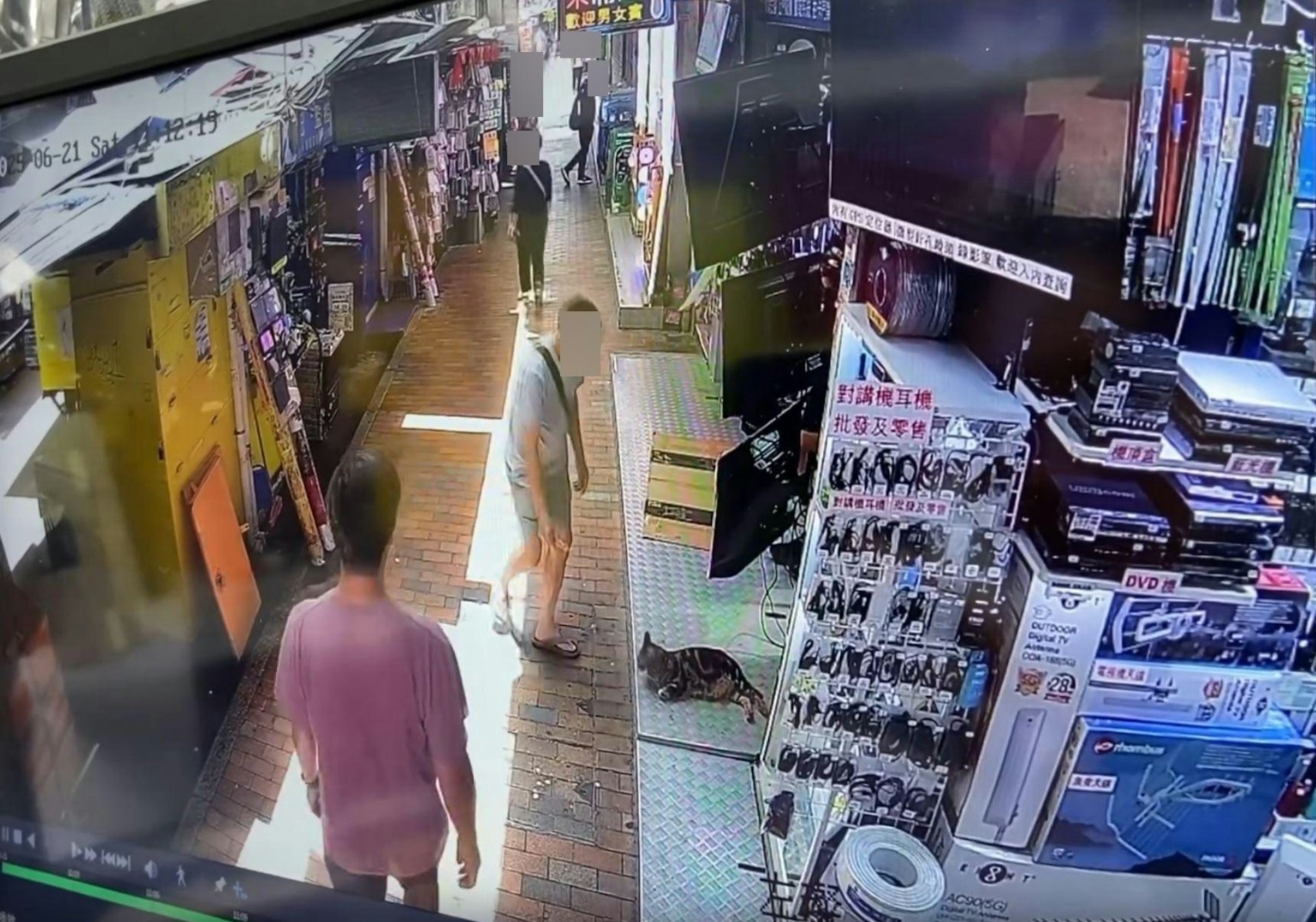 店家本以為事件就此結束,惟該名大叔很快又回到該店,並拿着已經兌好的零錢。(Threads影片截圖)