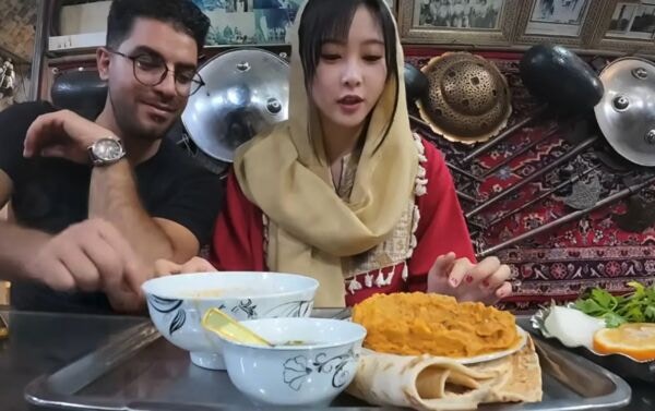 莫漢為女藝術家準備早餐。(影片截圖)