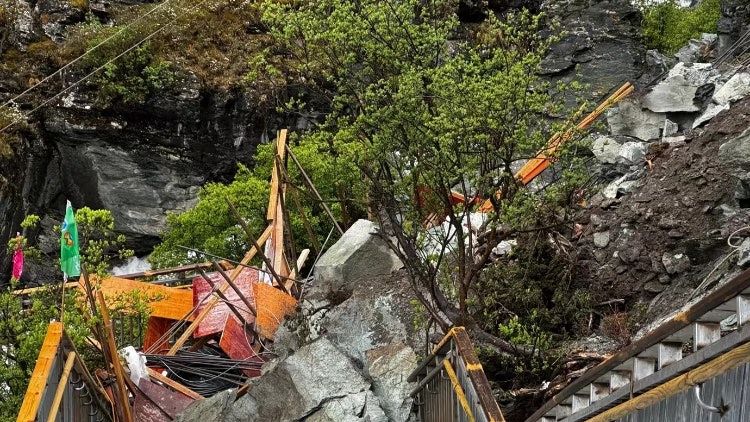 四川稻城亞丁景區捨身崖因暴雨垮塌 遊客:離死亡最近的一次 四川稻城亞丁景區捨身崖因暴雨垮塌 遊客:離死亡最近的一次