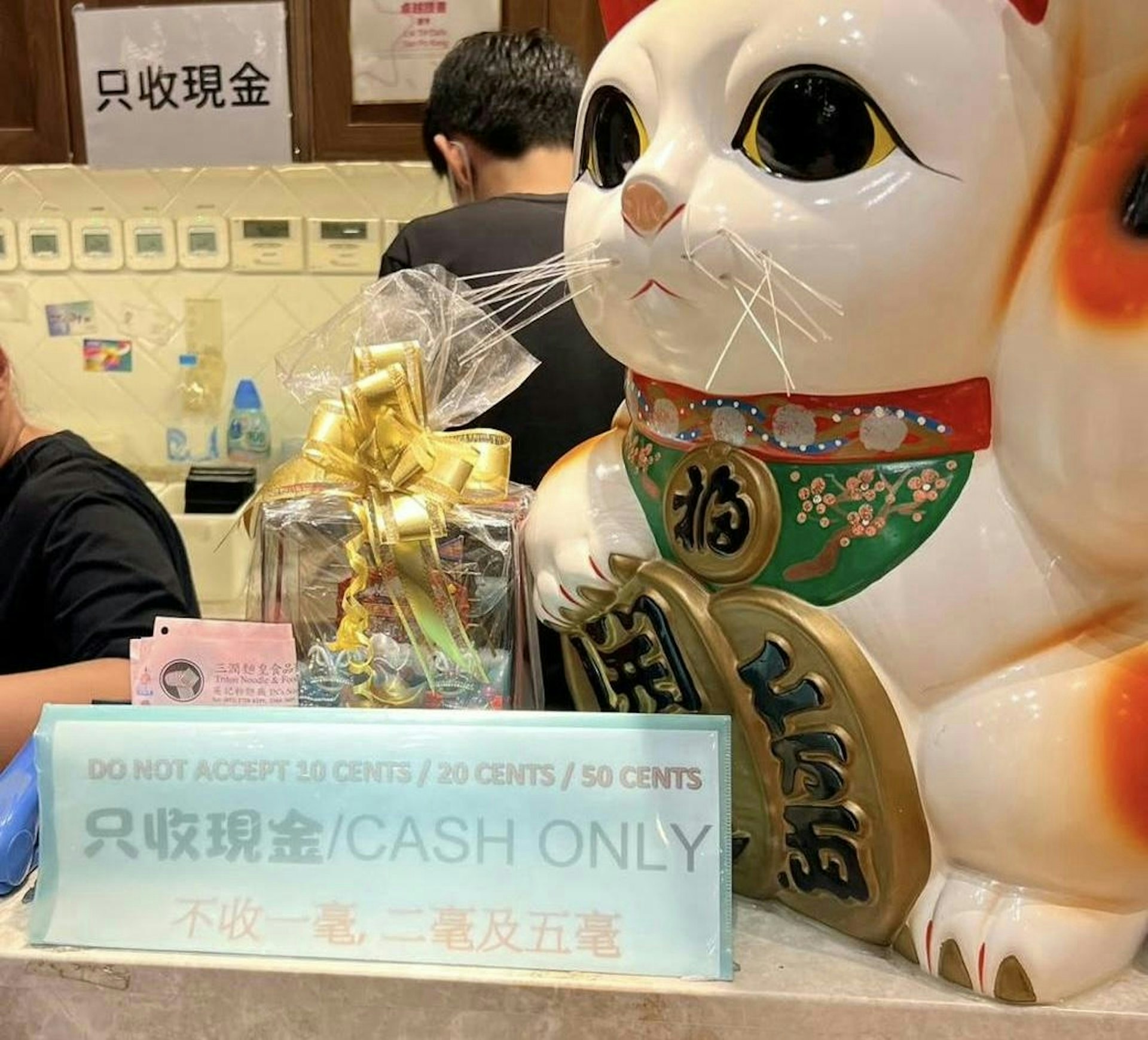 項明生上載餐廳相片，可見店方在收銀台及牆上標明「只收現金」，他指店方拒絕一切電子支付。（項明生Facebook圖片）