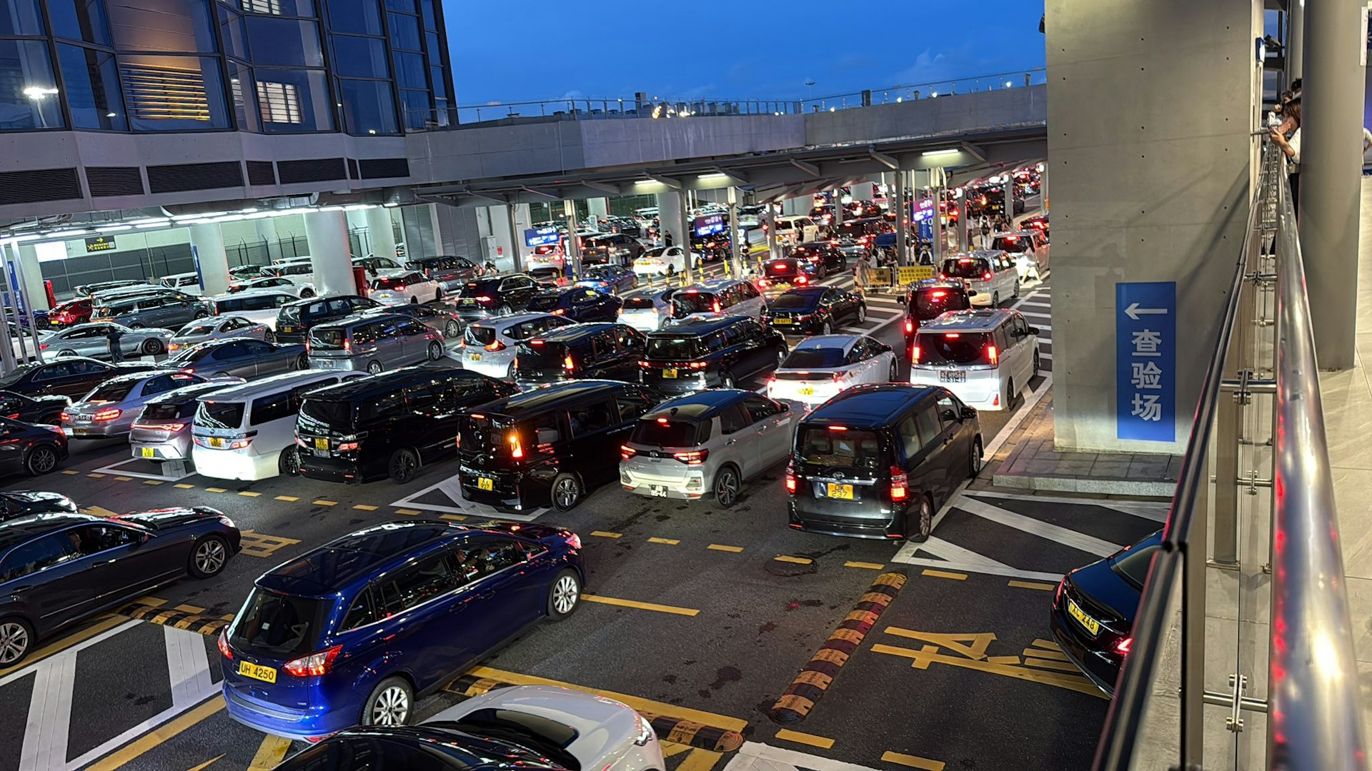 香港人每逢周末或節假日遷徙式北上深圳、中山等地消費已經成為習慣,有港車經港珠澳大橋離港或回港,時常會遭遇大擁堵,甚至要花費數個小時才能開車登上這座大橋。(港車北上分享群Facebook專頁圖片)