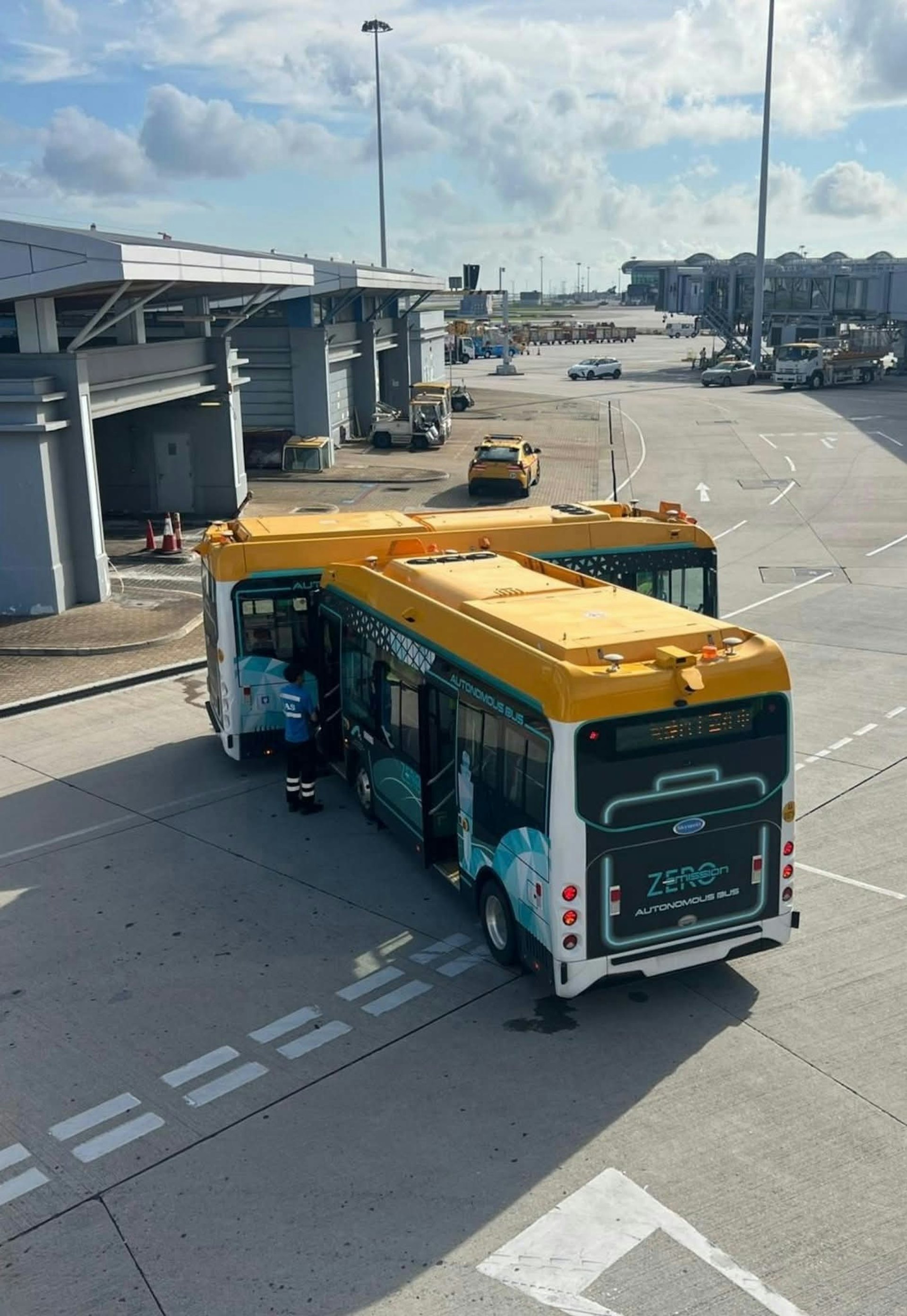 網上圖片可見,涉事的兩輛無人駕駛巴士在路口相撞。(網上圖片)