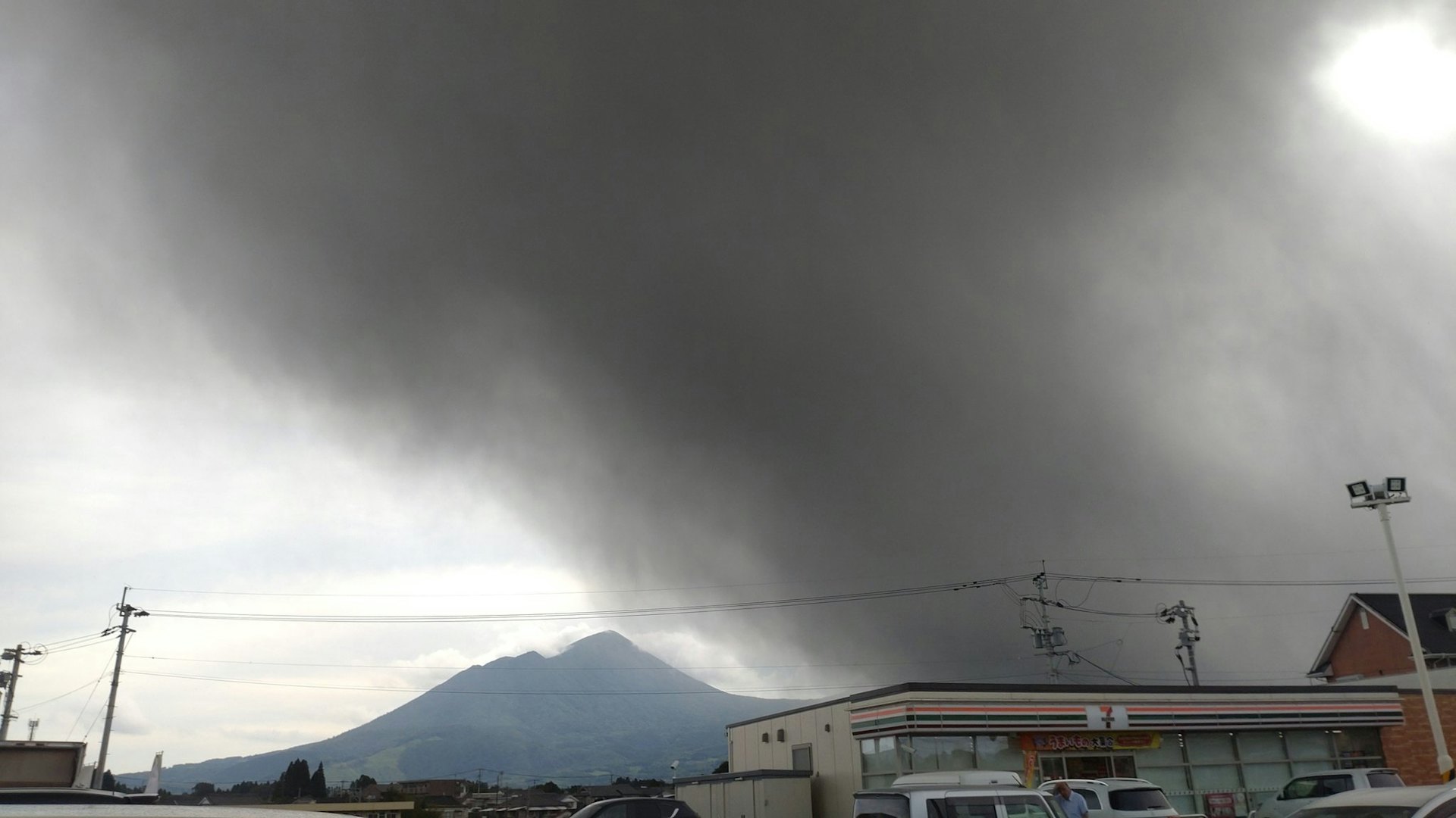日本九州新燃岳火山時隔7年首噴發 灰柱超過500米 二級警戒發布 日本九州新燃岳火山時隔7年首噴發 灰柱超過500米 二級警戒發布