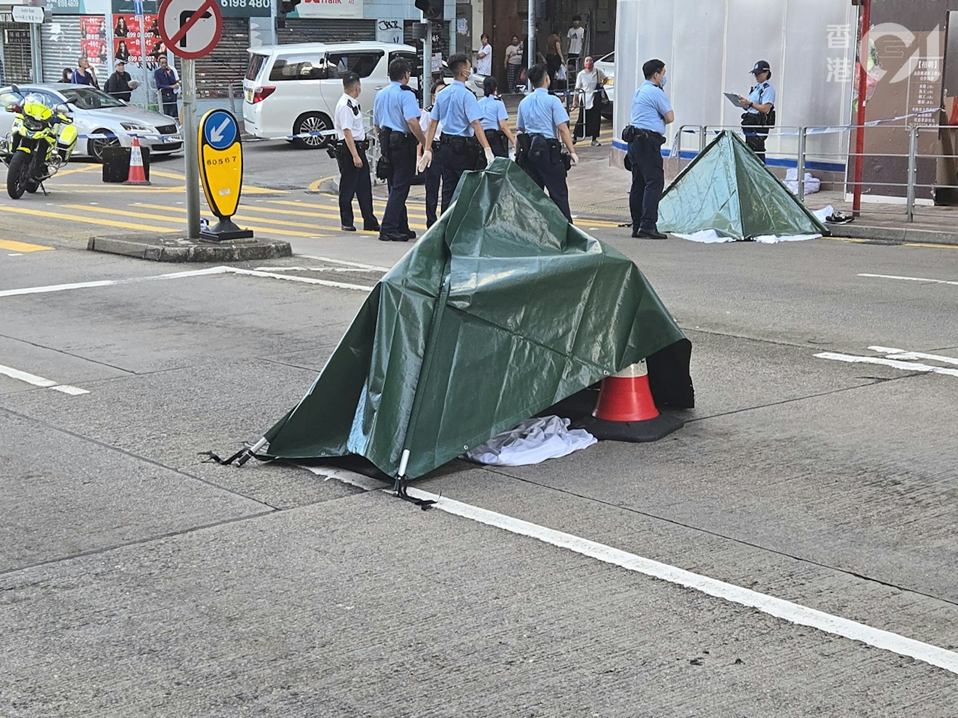 事主飛墮馬路身亡,警方架起帳篷遮蓋遺體。(張智浩攝) 事主飛墮馬路身亡,警方架起帳篷遮蓋遺體。(張智浩攝)
