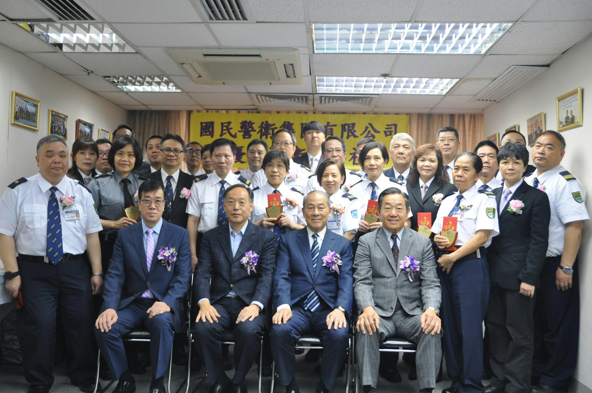 「國民警衞」董事李林泉為前高級助理警務處長(最前排右二),唯一股東為「國民警衞集團」,「集團」有16間公司股東,不乏國企背景。(國民警衞網頁) 「國民警衞」董事李林泉為前高級助理警務處長(最前排右二),唯一股東為「國民警衞集團」,「集團」有16間公司股東,不乏國企背景。(國民警衞網頁)
