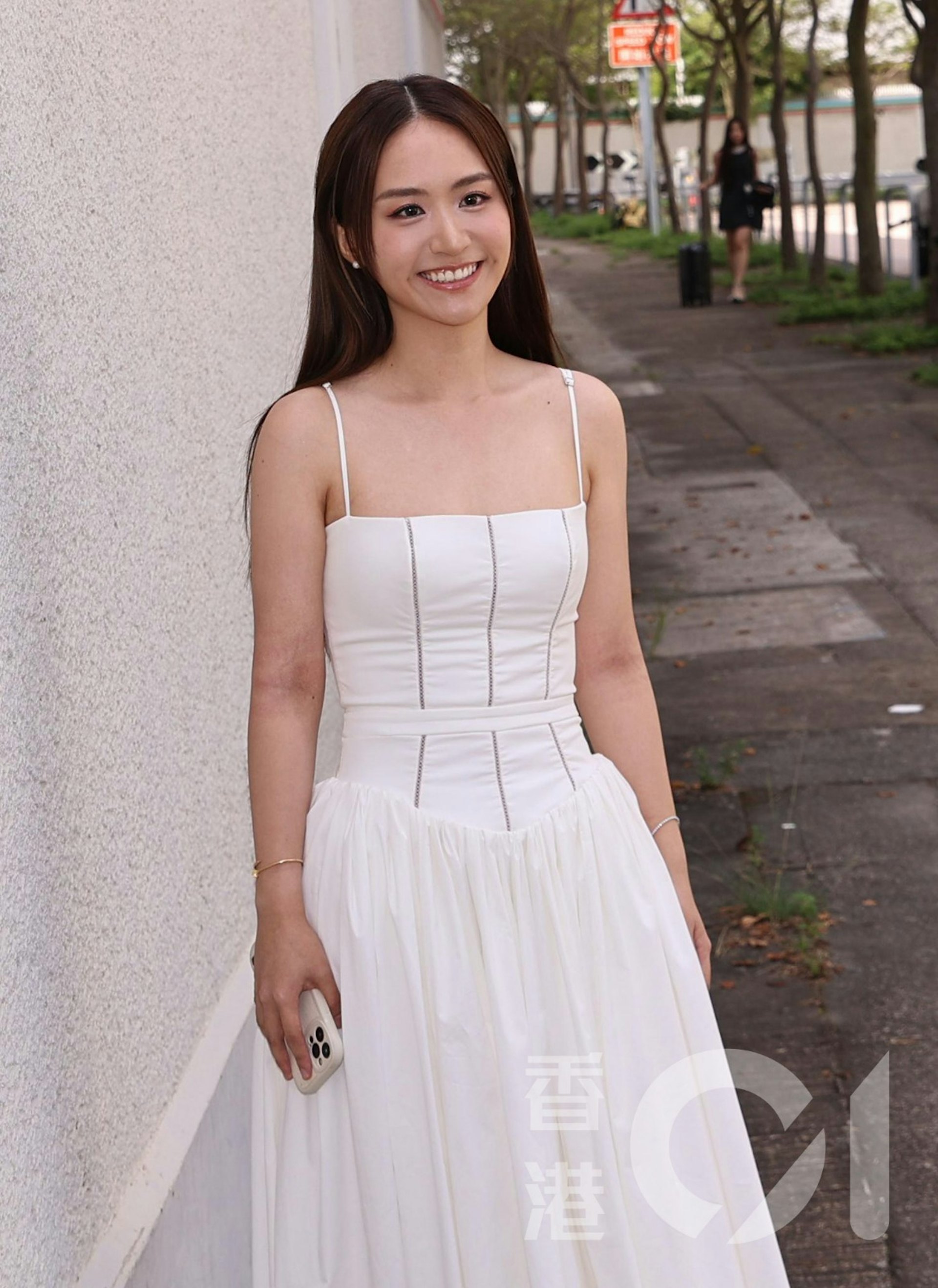 莊雅婷由兩名朋友陪同到場,仲帶水畀現場記者飲。 莊雅婷由兩名朋友陪同到場,仲帶水畀現場記者飲。
