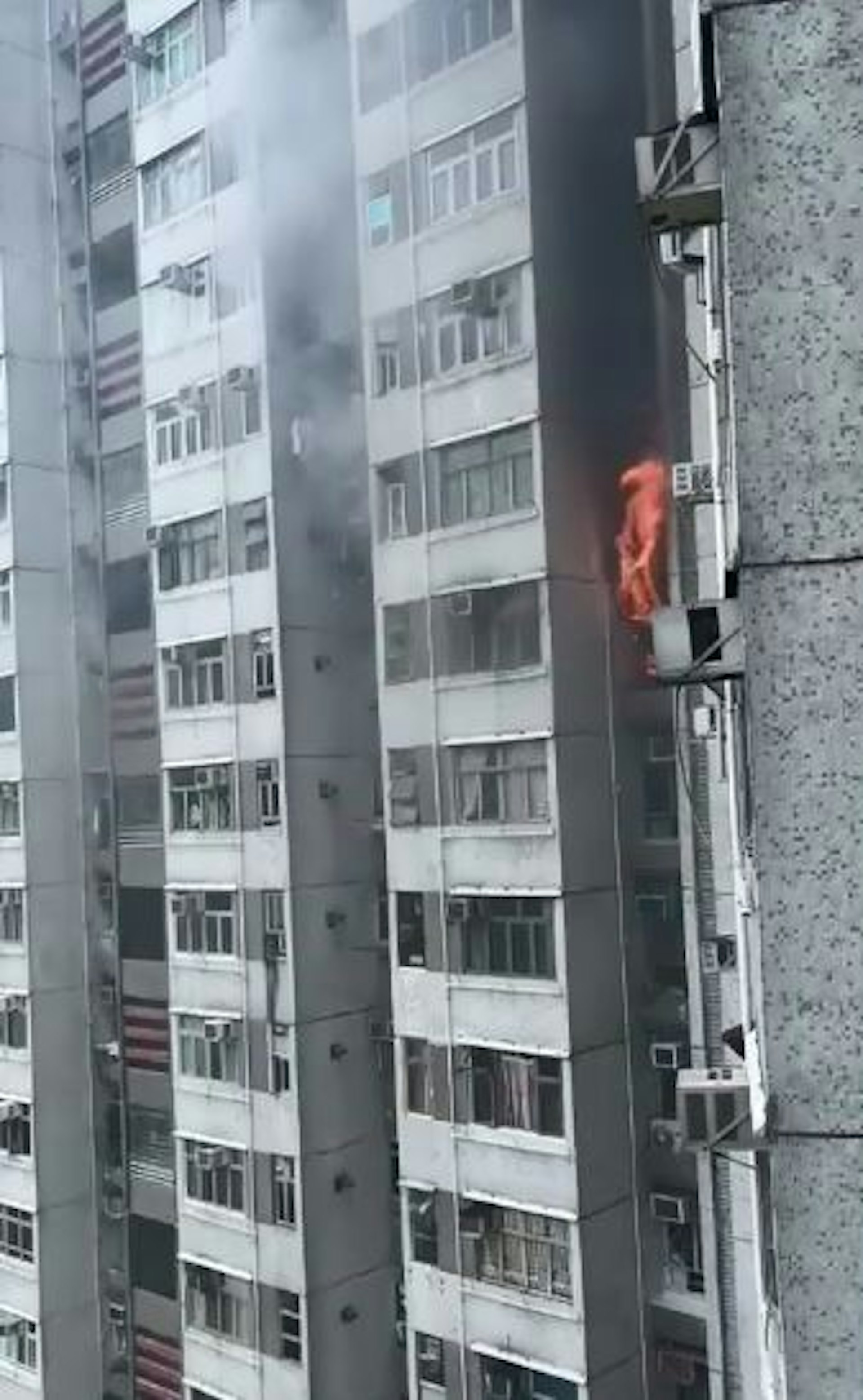 單位冒出熊熊烈火。(讀者提供) 單位冒出熊熊烈火。(讀者提供)