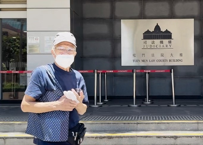 「何伯」何煊獨自離庭時，其左手2隻手指包上紗布 ，眼鏡亦換了款式。