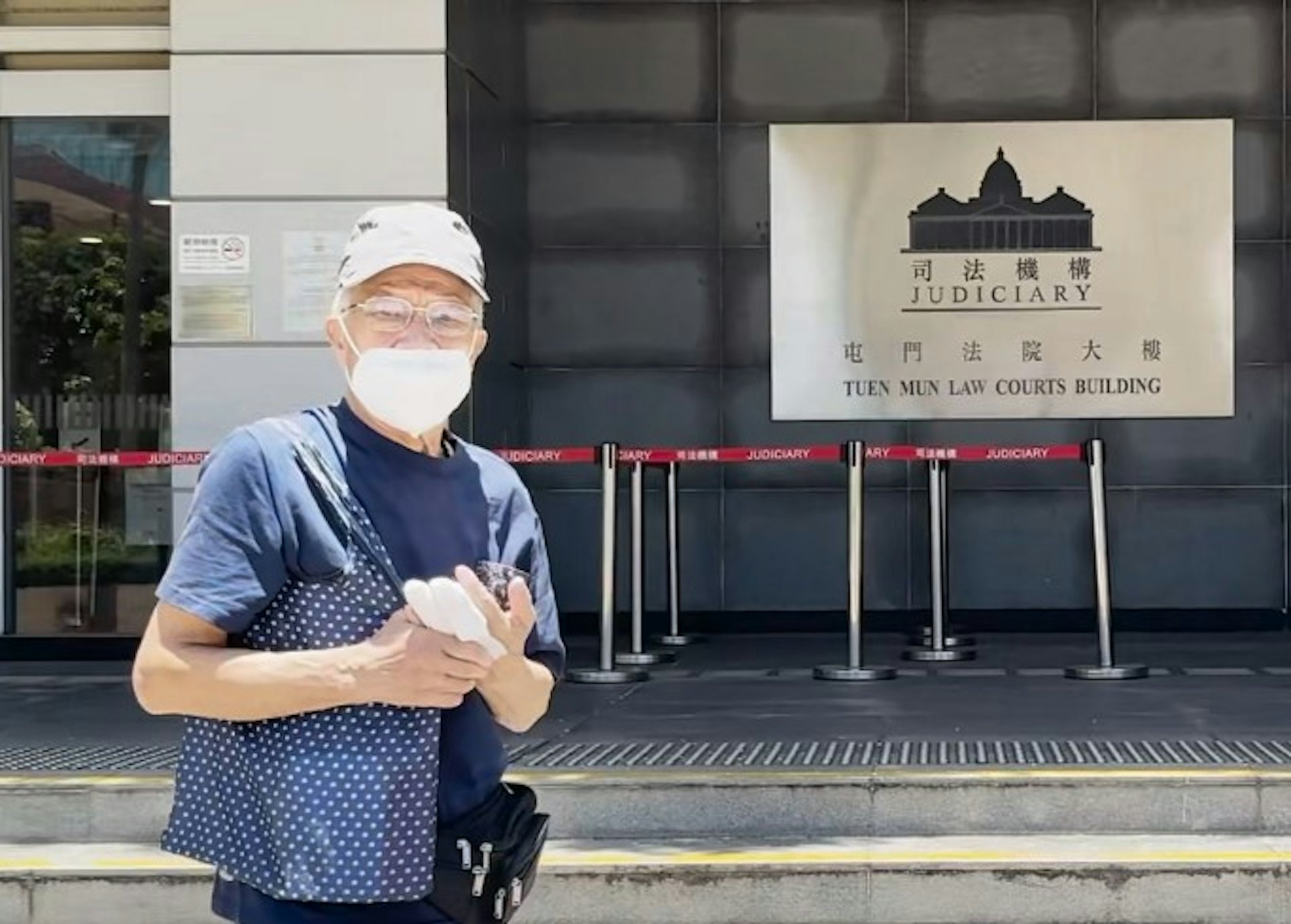 「何伯」何煊獨自離庭時,其左手2隻手指包上紗布 ,眼鏡亦換了款式。