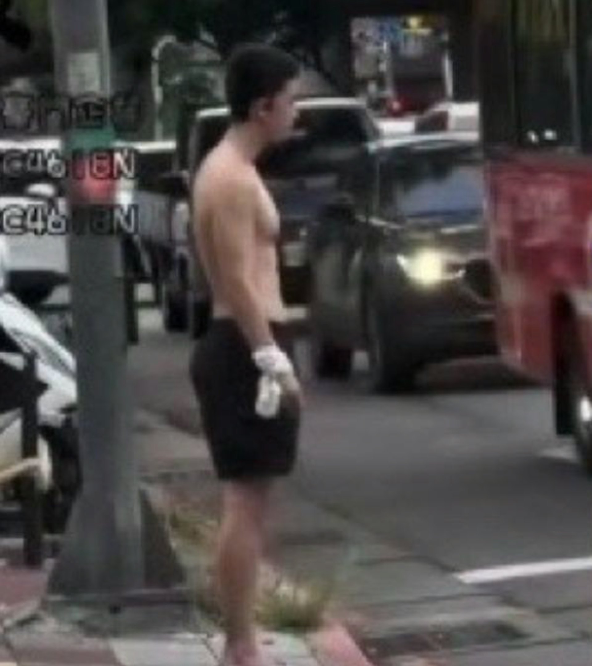 孫安佐被直擊半裸現身北投街頭。(FB@黑色豪門企業) 孫安佐被直擊半裸現身北投街頭。(FB@黑色豪門企業)