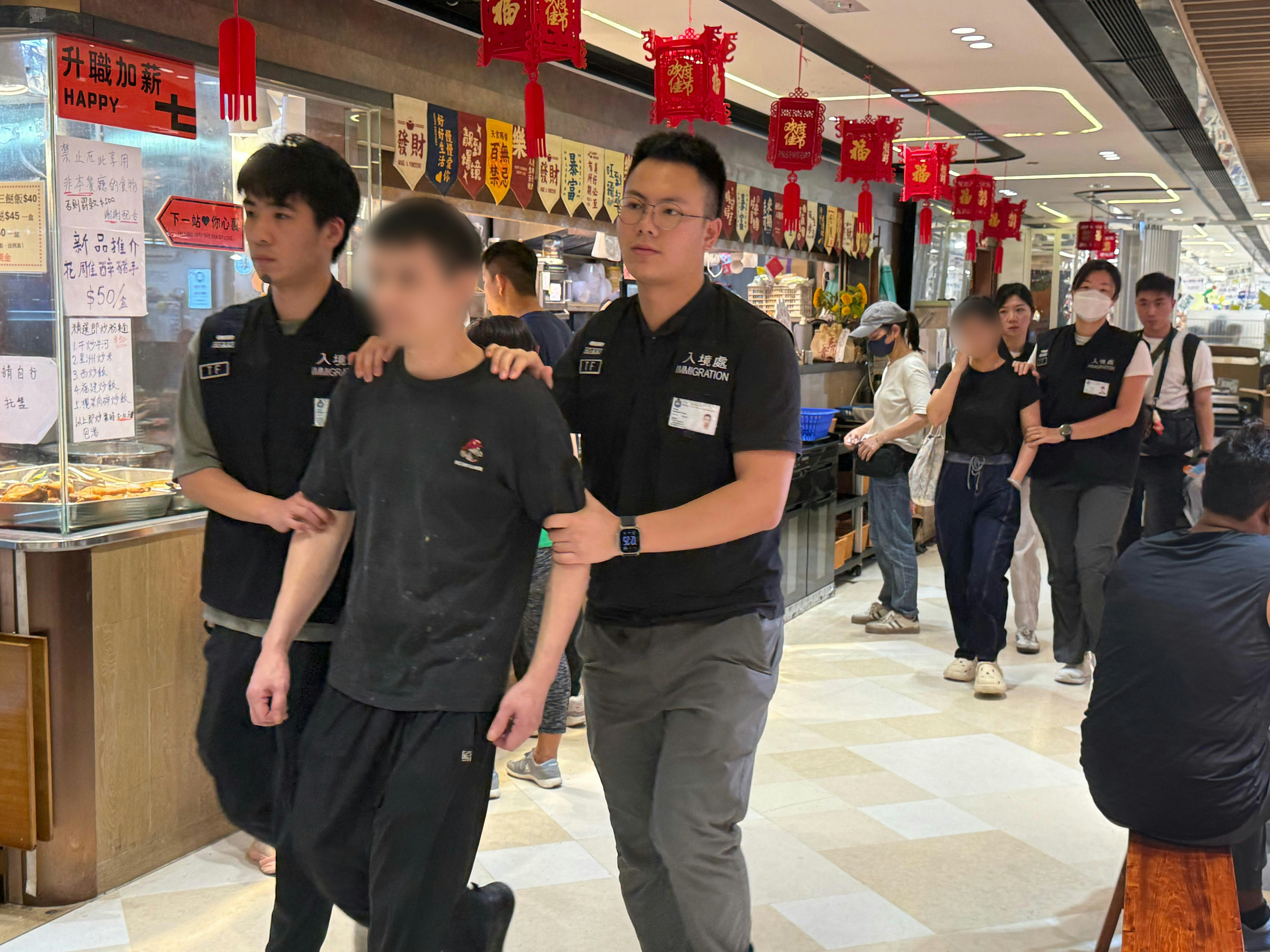 行動中，入境處共拘捕123人，包括89名非法勞工及31名涉嫌聘用非法勞工的僱主。（入境處提供）