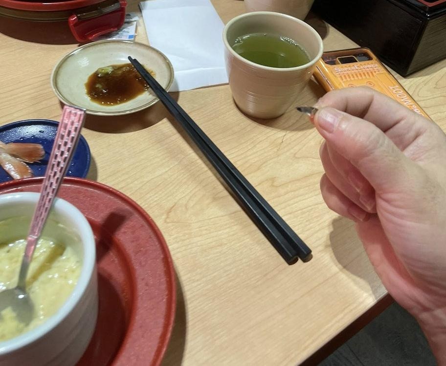 有食客用餐時，發現其中1碟壽司內藏尖銳鐵片。（FB圖片）