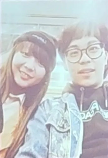 天殘告別式上播放生前影片，其中有與賀瓏合照。（中時）