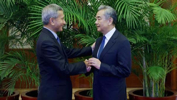 王毅會見新加坡外長維文 維文在華表態:不允許新被「台獨」利用 王毅會見新加坡外長維文 維文在華表態:不允許新被「台獨」利用