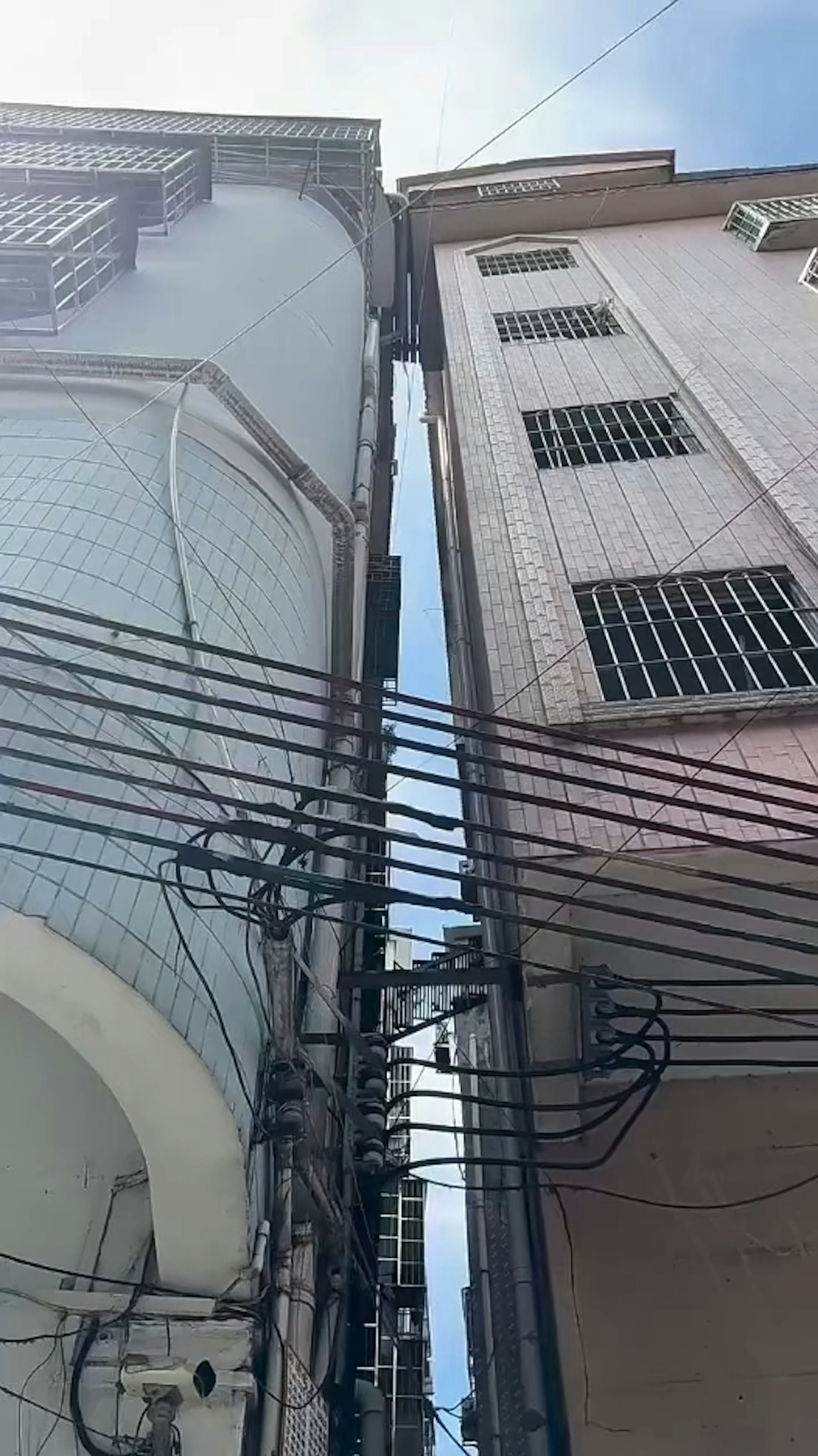 兩幢樓宇的樓頂距離極為接近。(影片截圖) 兩幢樓宇的樓頂距離極為接近。(影片截圖)