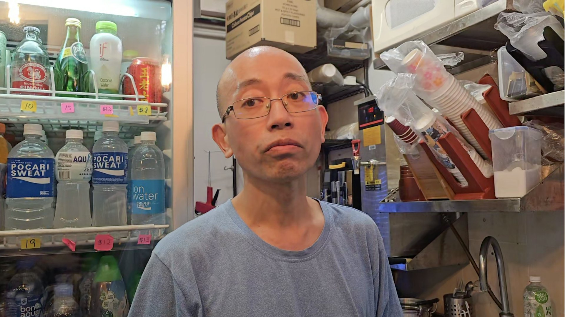 岸邊小食店職員目擊獲救經過。(梁偉權攝) 岸邊小食店職員目擊獲救經過。(梁偉權攝)
