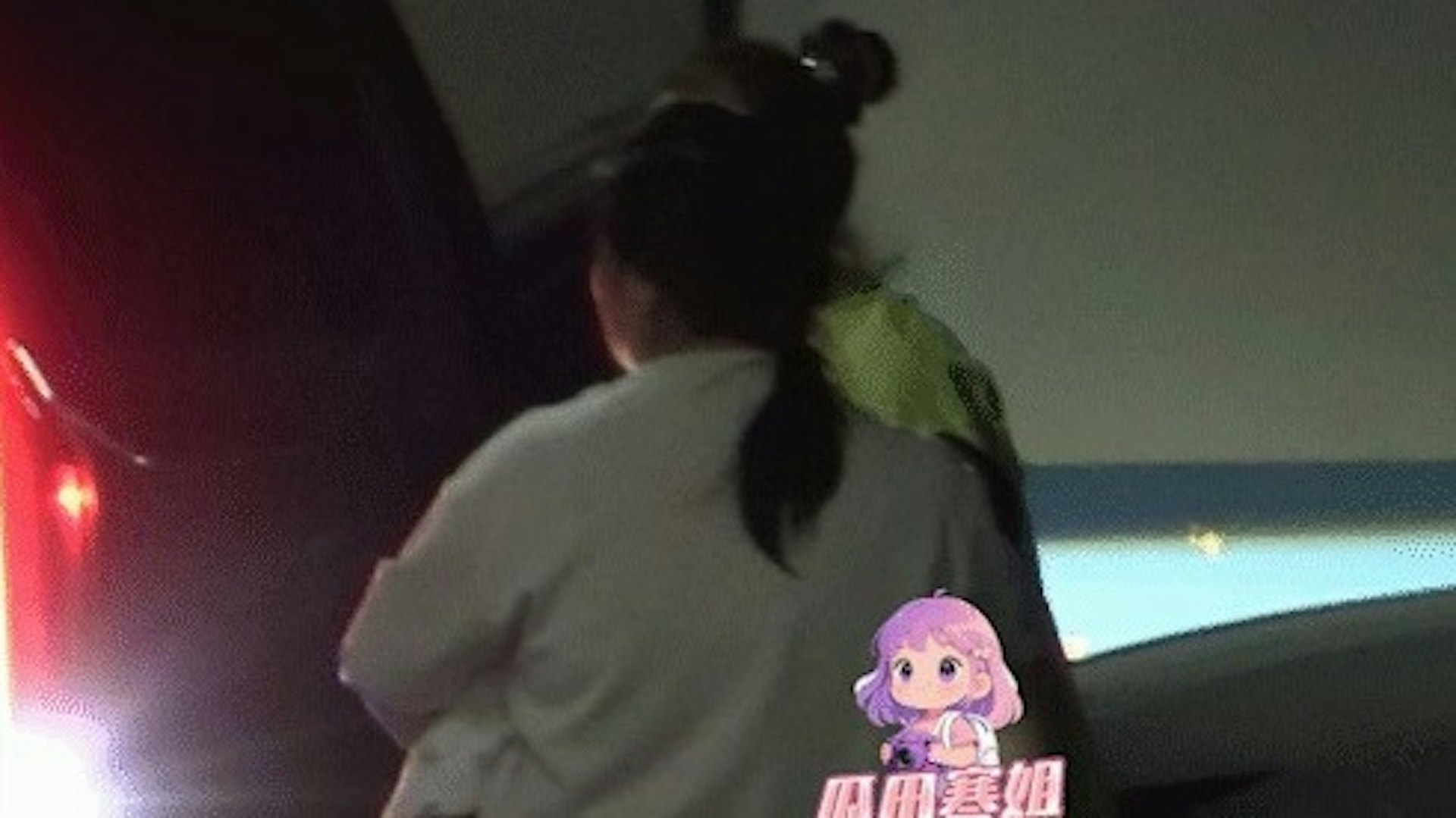 有媒体影到徐艺洋妈妈和抱着小孩的保姆一起坐车回家的画面。