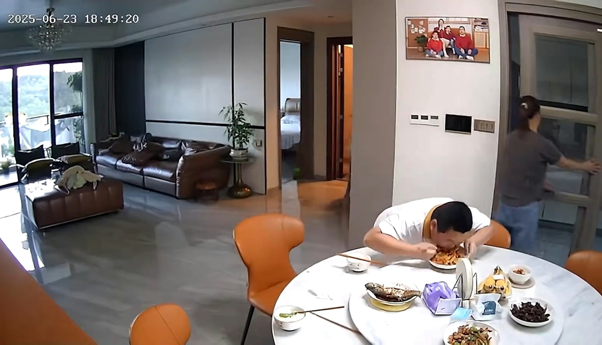 男童跑回餐枱旁繼續吃飯。(影片截圖) 男童跑回餐枱旁繼續吃飯。(影片截圖)