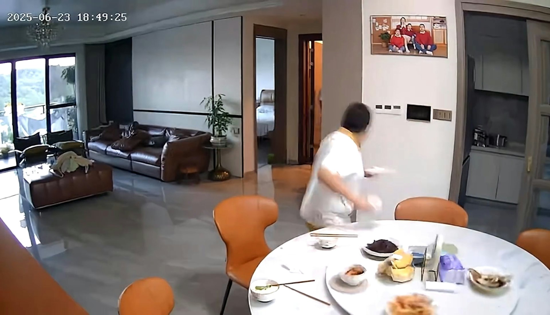 男童後來一手拿餸菜、一手拿着飯碗跑向門口。(影片截圖) 男童後來一手拿餸菜、一手拿着飯碗跑向門口。(影片截圖)