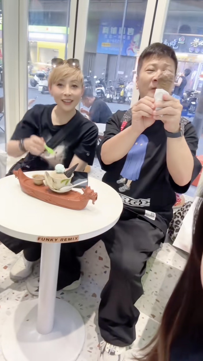 钱嘉乐汤盈盈街头秀恩爱，妻子整理头发动作细节尽显甜蜜-硕谷新闻聚合
