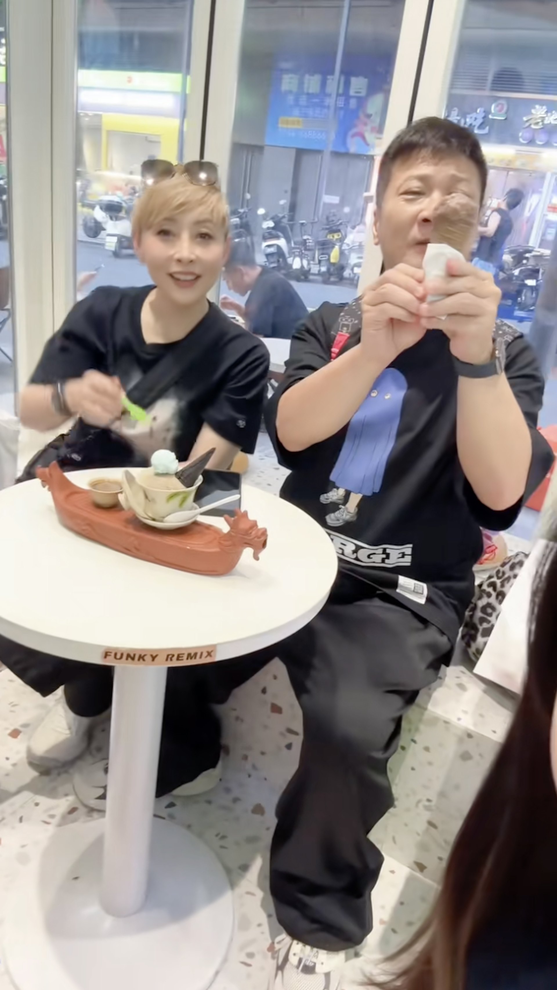 钱嘉乐汤盈盈街头秀恩爱,妻子整理头发动作细节尽显甜蜜 钱嘉乐汤盈盈街头秀恩爱,妻子整理头发动作细节尽显甜蜜
