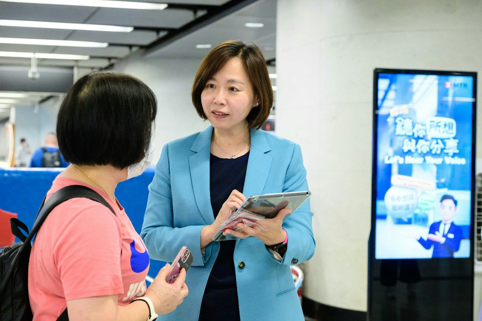港鐵候任行政總裁楊美珍今日下午在金鐘站聽乘客意見。(港鐵提供圖片) 港鐵候任行政總裁楊美珍今日下午在金鐘站聽乘客意見。(港鐵提供圖片)