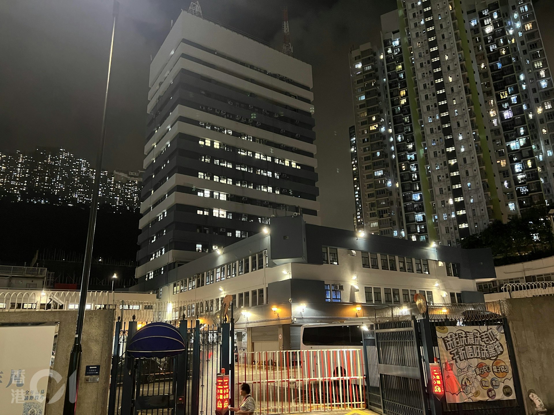 葵涌警署內有疑犯上吊,送院搶救後不治。(楊婉婷攝) 葵涌警署內有疑犯上吊,送院搶救後不治。(楊婉婷攝)