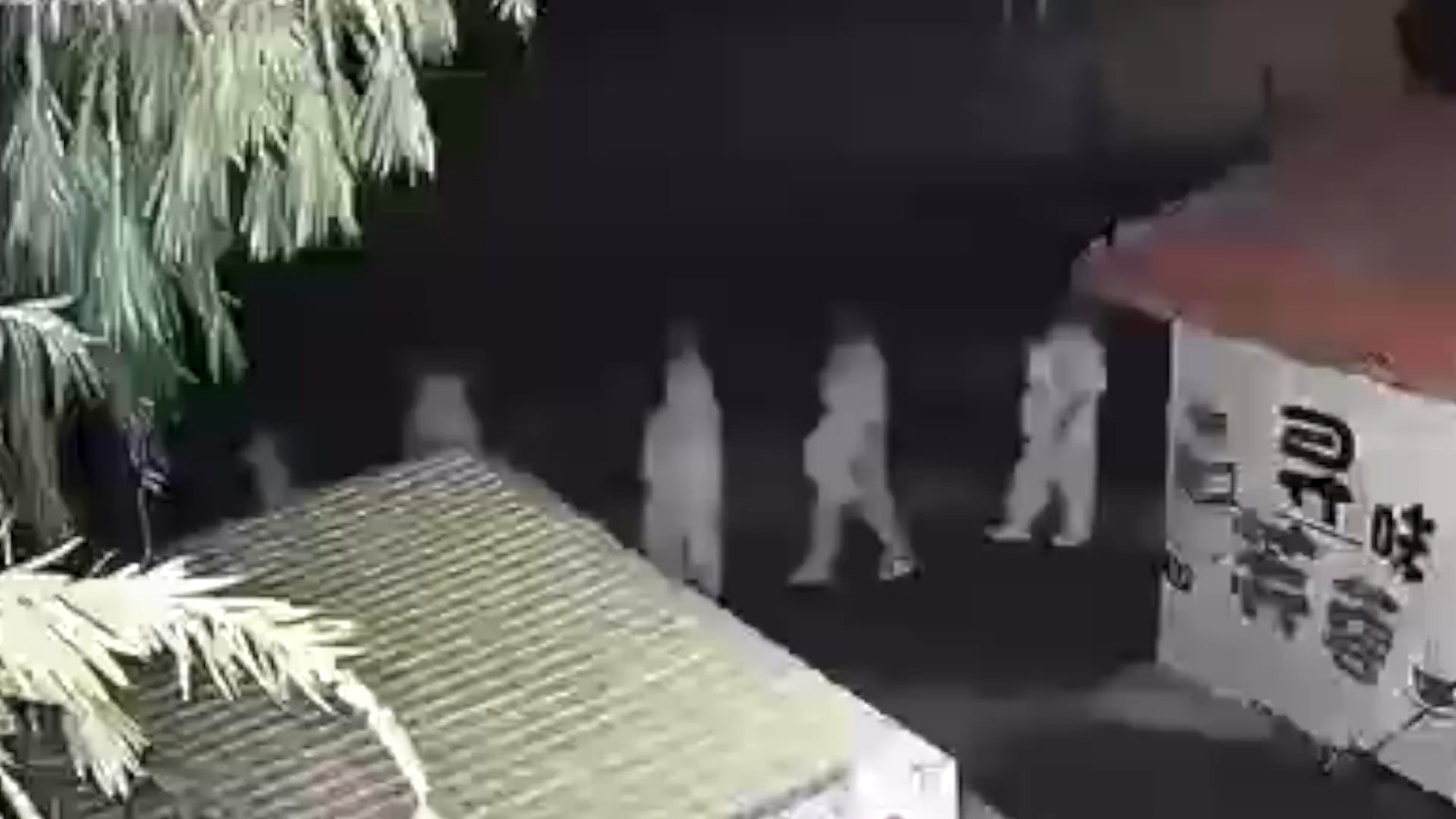 廣州凌晨驚現一群白衣人。（新京報）