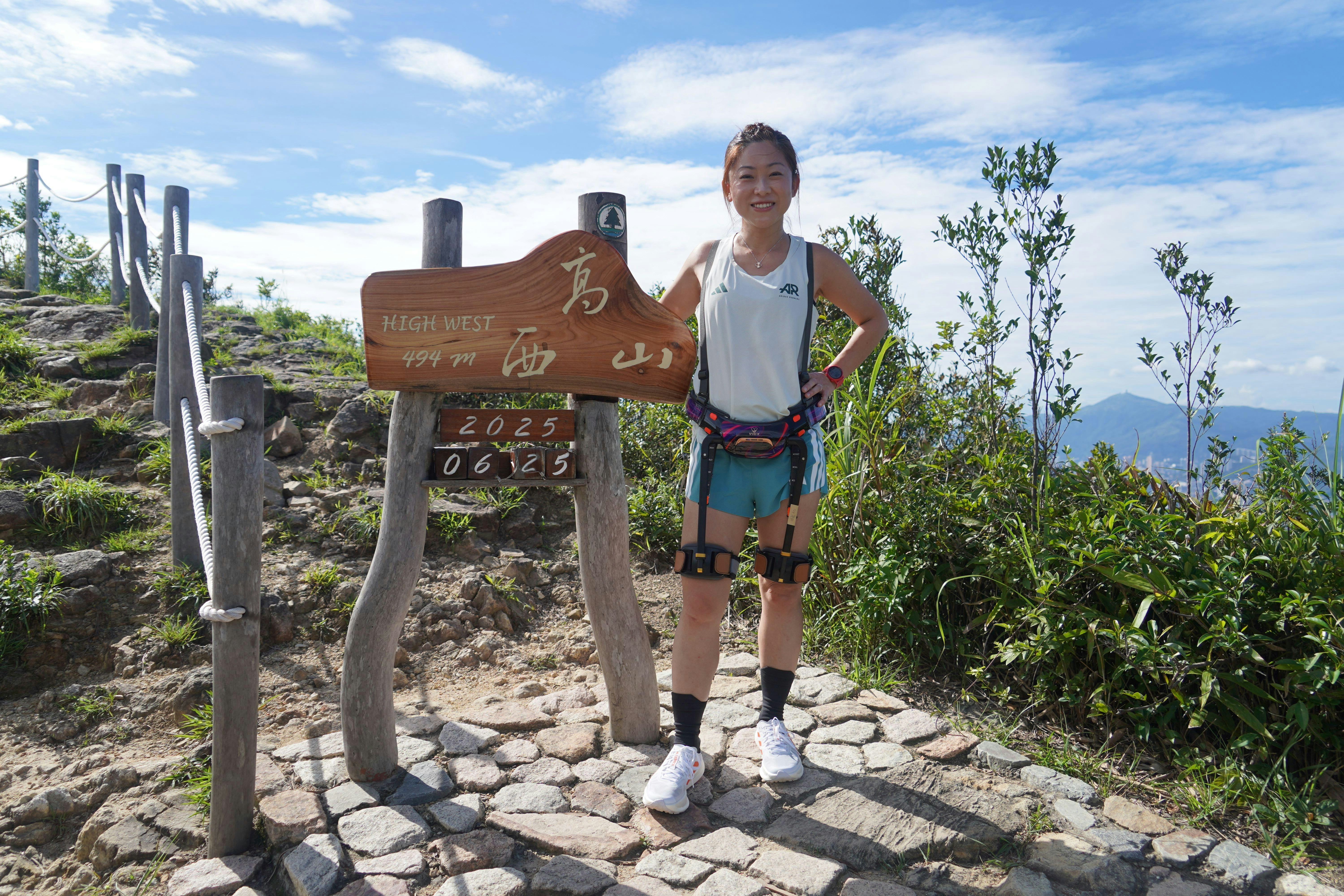 物理治療師何淑玲到西高山測試登山機械人。（顏銘輝攝）