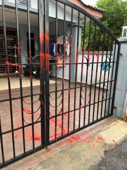 馬來西亞有男子被表哥盜用地址借貸，住所慘被大耳窿淋紅油催還錢。（網上圖片）