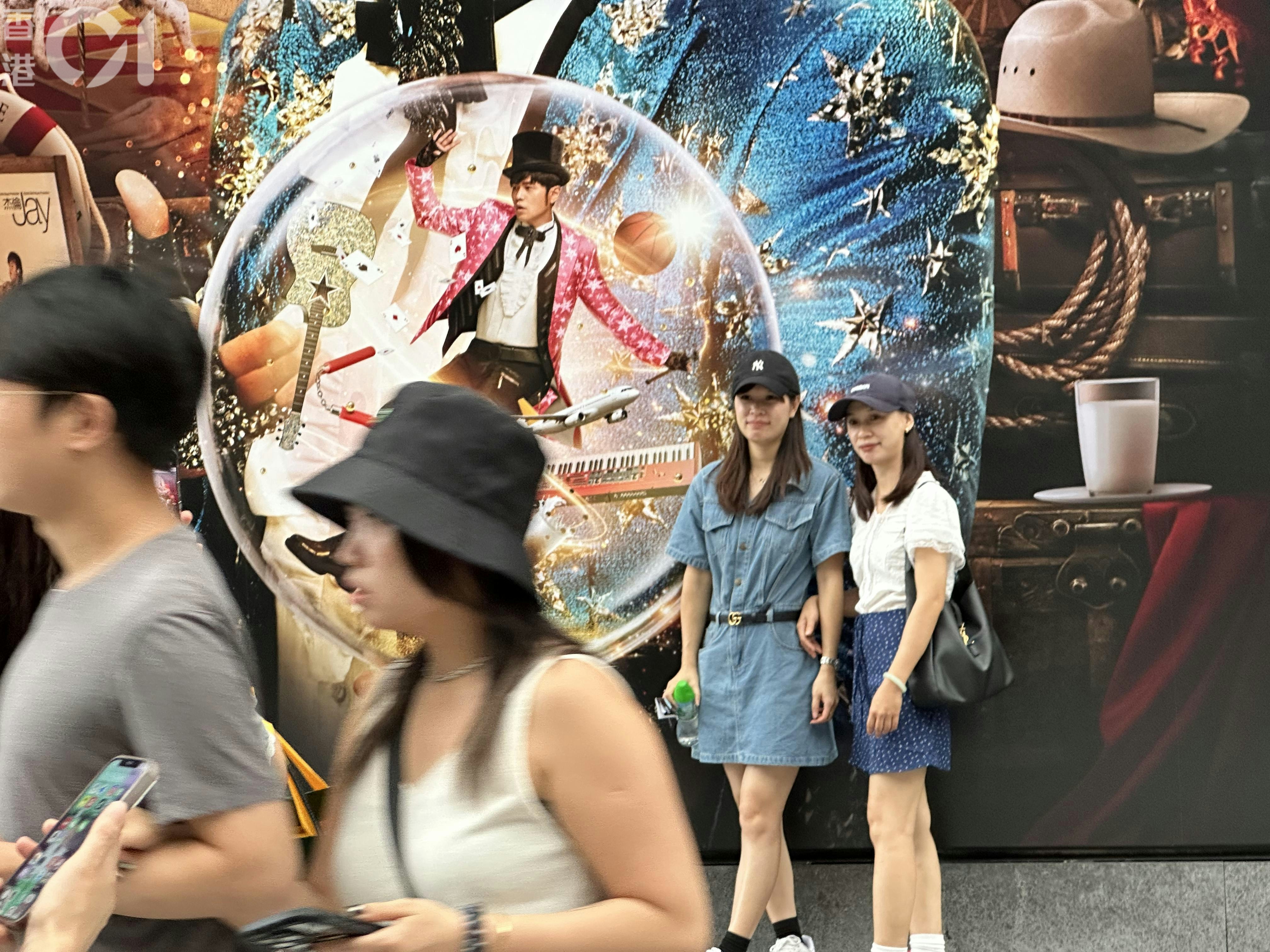周杰倫演唱會香港站今日（27日）起一連三日於啟德運動場主場館舉行，不少觀眾跟場外「打卡」留念。（李慧熒攝）
