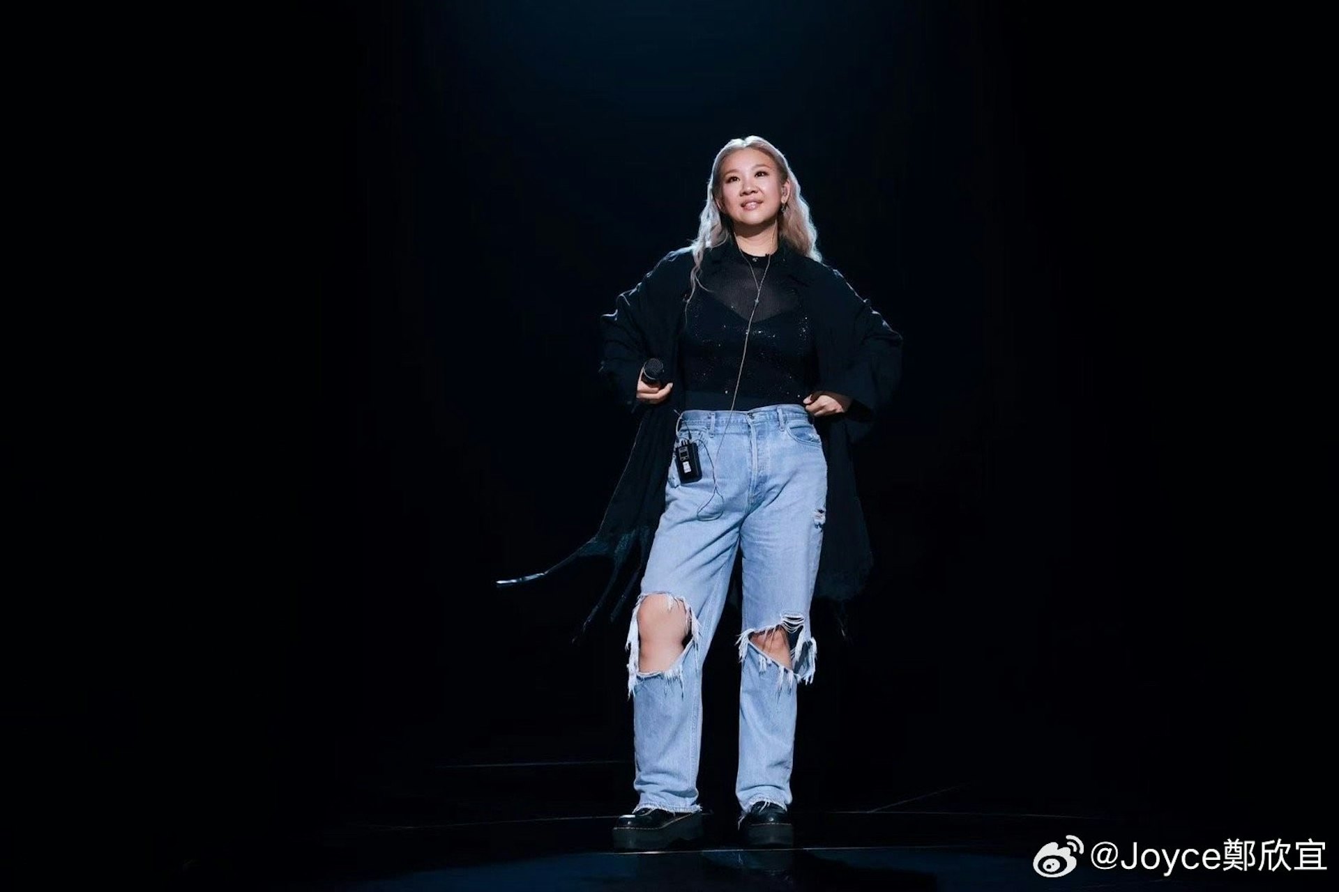 欣宜重返舞台。(微博圖片) 欣宜重返舞台。(微博圖片)