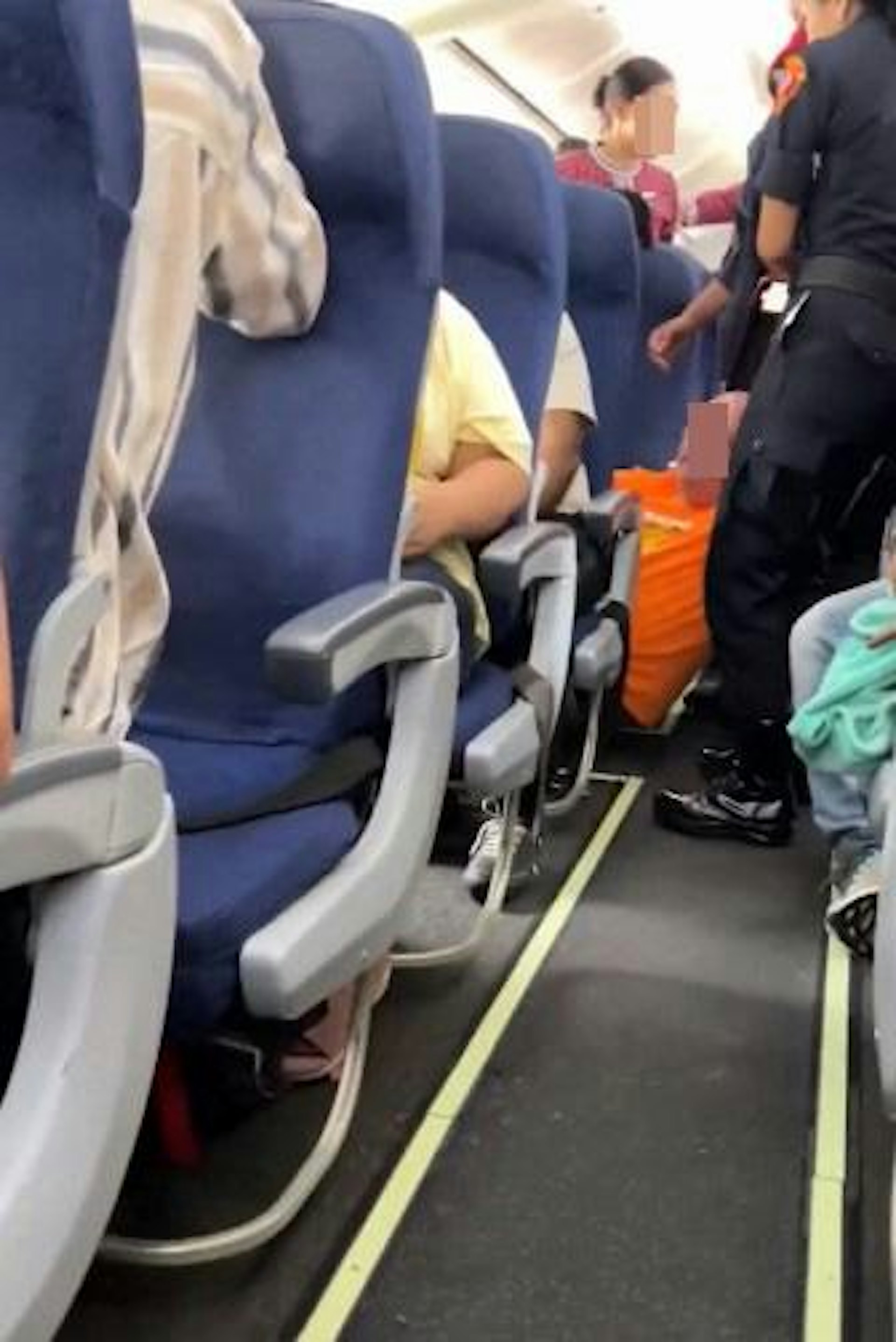 有英國男子搭乘泰國獅航,不滿靠窗座位太窄,要求換位被拒後大鬧機艙。(X影片截圖) 有英國男子搭乘泰國獅航,不滿靠窗座位太窄,要求換位被拒後大鬧機艙。(X影片截圖)