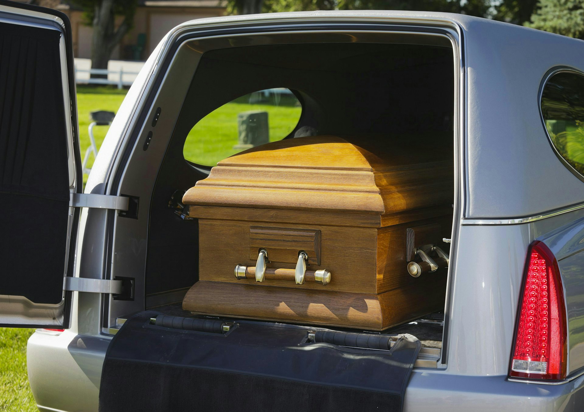 馬來西亞有靈車司機運送遺體時,嫌車廂飄散屍臭味竟這樣說,深夜疑遇靈異事件。(GettyImage/示意圖) 馬來西亞有靈車司機運送遺體時,嫌車廂飄散屍臭味竟這樣說,深夜疑遇靈異事件。(GettyImage/示意圖)