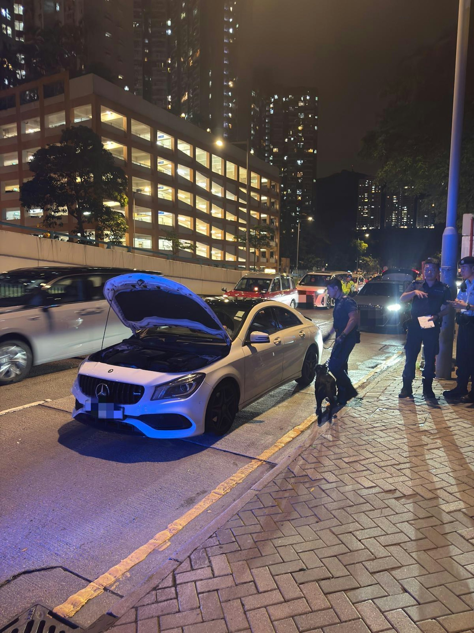 行動中,警方共截查164部車輛,分別以襲警、販毒、藏毒等7罪,拘捕3男1女,年齡介乎22至54歲。(警方提供) 行動中,警方共截查164部車輛,分別以襲警、販毒、藏毒等7罪,拘捕3男1女,年齡介乎22至54歲。(警方提供)