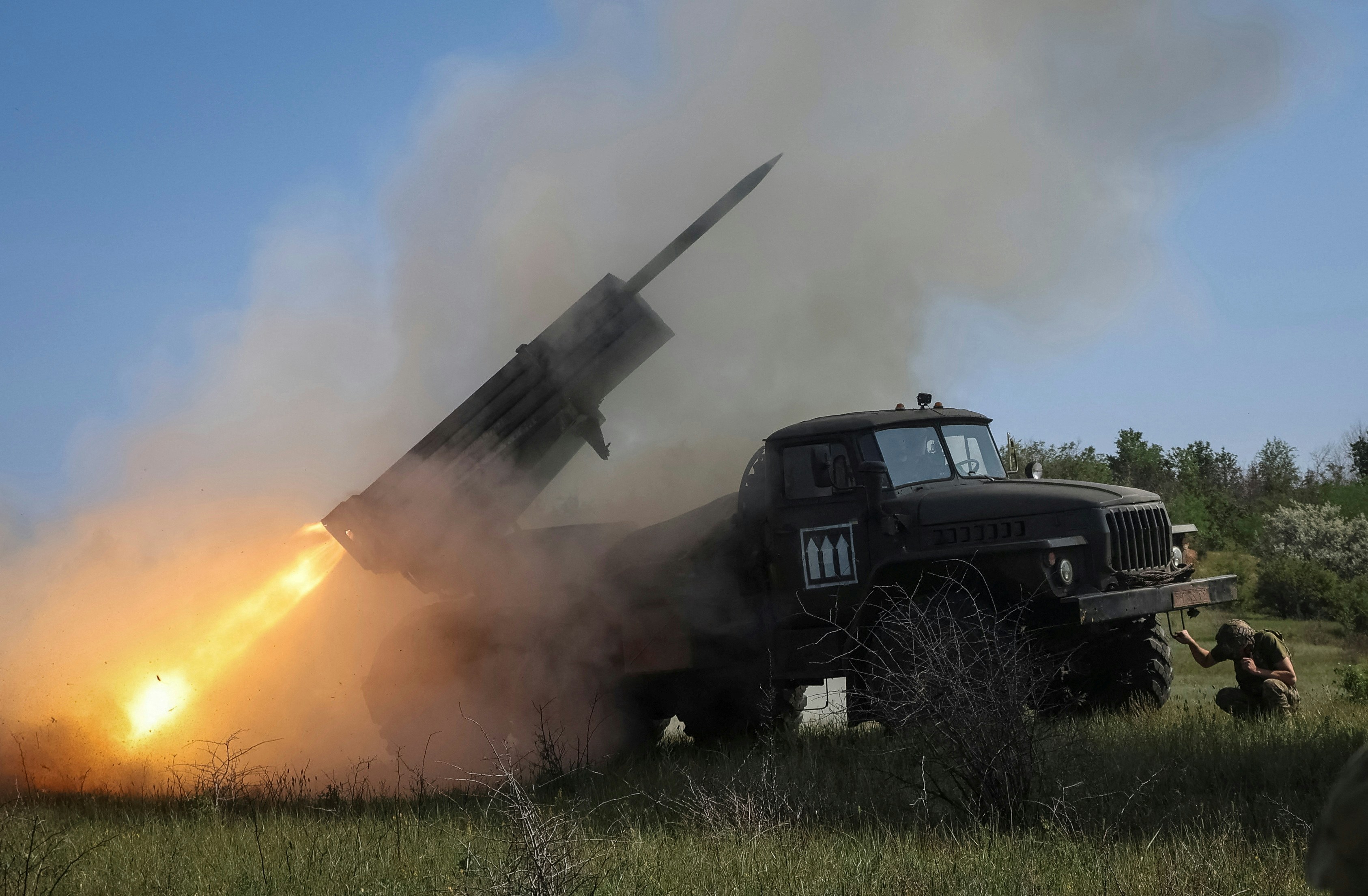 2025年6月3日，在俄罗斯进攻乌克兰控制的顿内茨克地区（Donetsk）时，乌军士兵向俄军发射多管火箭导弹。 （Reuters）