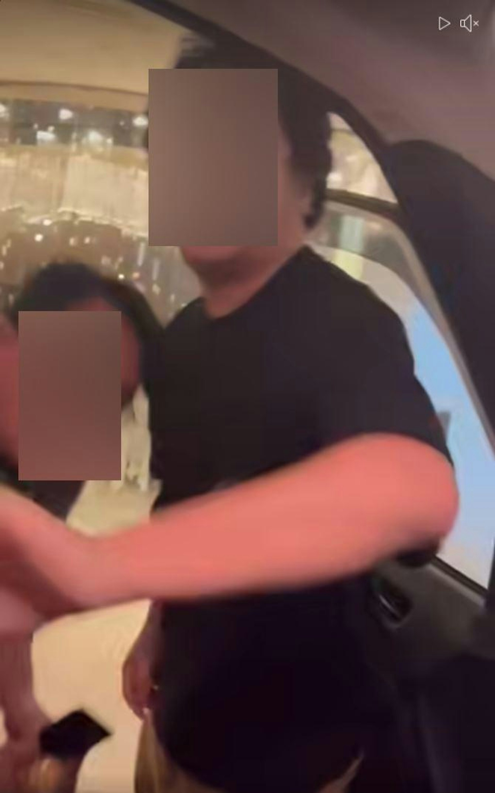黑衣大叔疑有醉意,司機疑因不滿他拒絕使用膠袋而拒絕接載,惟黑衣大叔因此發難,爆粗怒罵司機。(Facebook影片截圖) 黑衣大叔疑有醉意,司機疑因不滿他拒絕使用膠袋而拒絕接載,惟黑衣大叔因此發難,爆粗怒罵司機。(Facebook影片截圖)