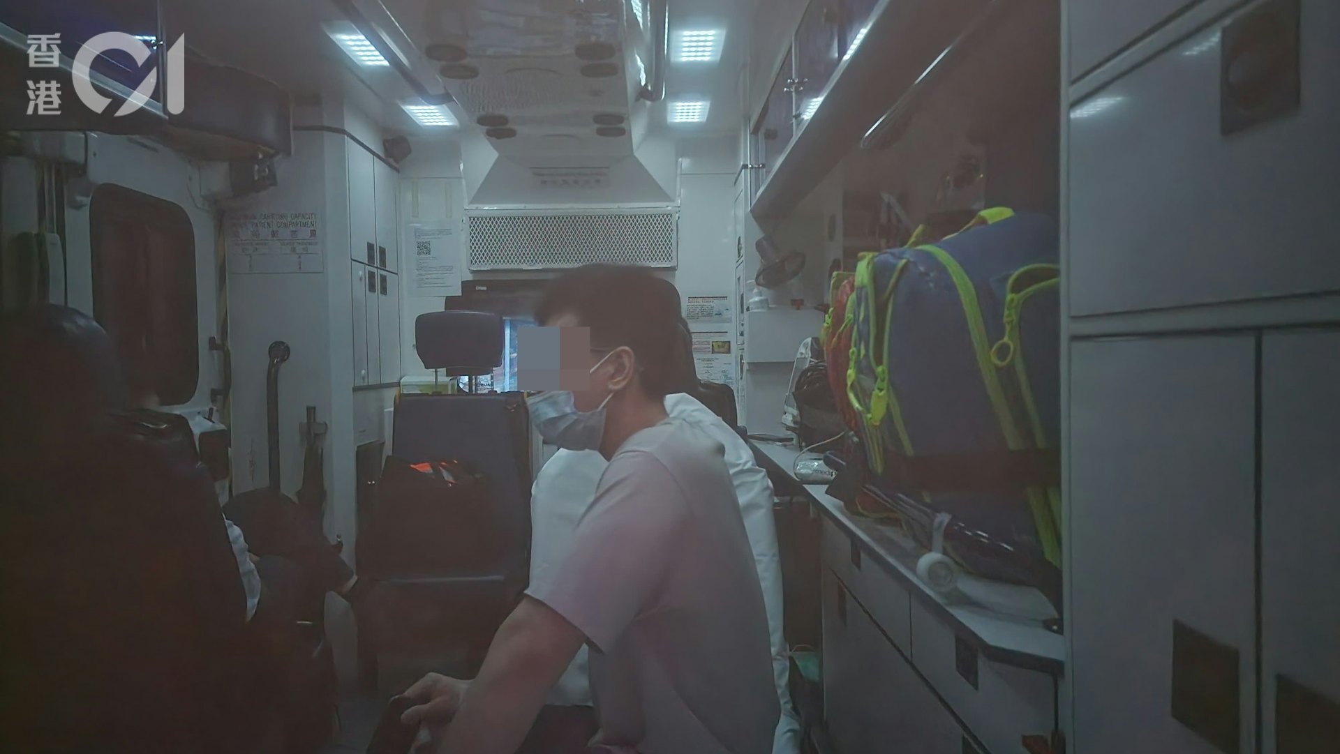 的士司機在救護車接受治理。(馬耀文攝) 的士司機在救護車接受治理。(馬耀文攝)