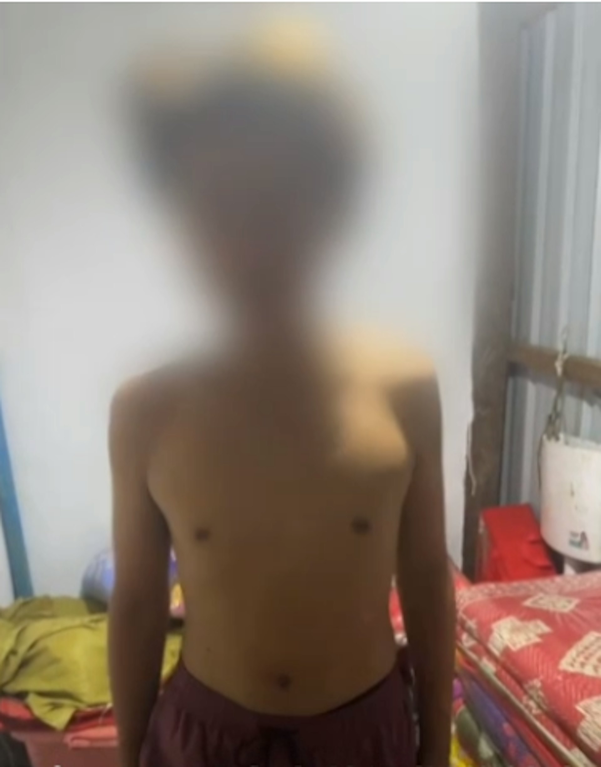 14歲仔與同伴被賣豬仔到緬甸。(新京報) 14歲仔與同伴被賣豬仔到緬甸。(新京報)