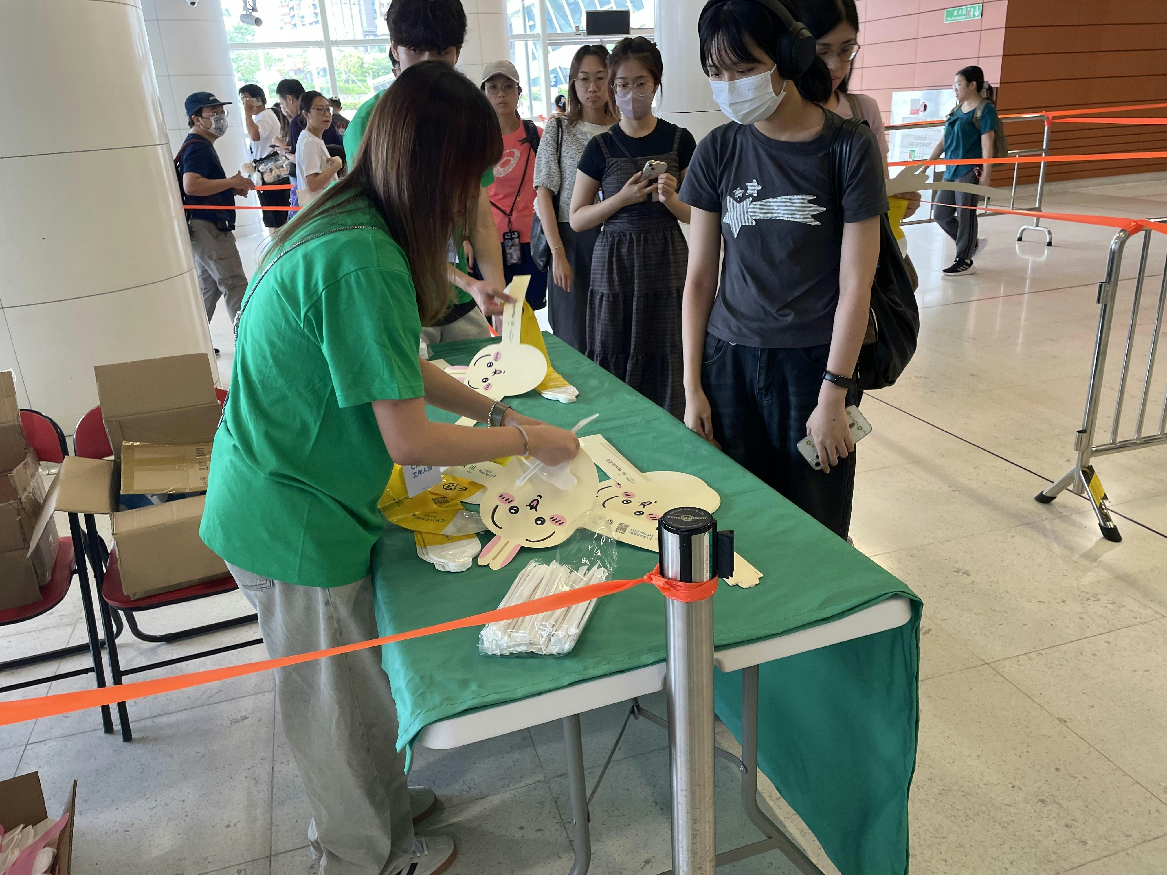 CHIIKAWA特展|逾百人港鐵站排隊換限量紀念品 粉絲稱收藏不炒賣