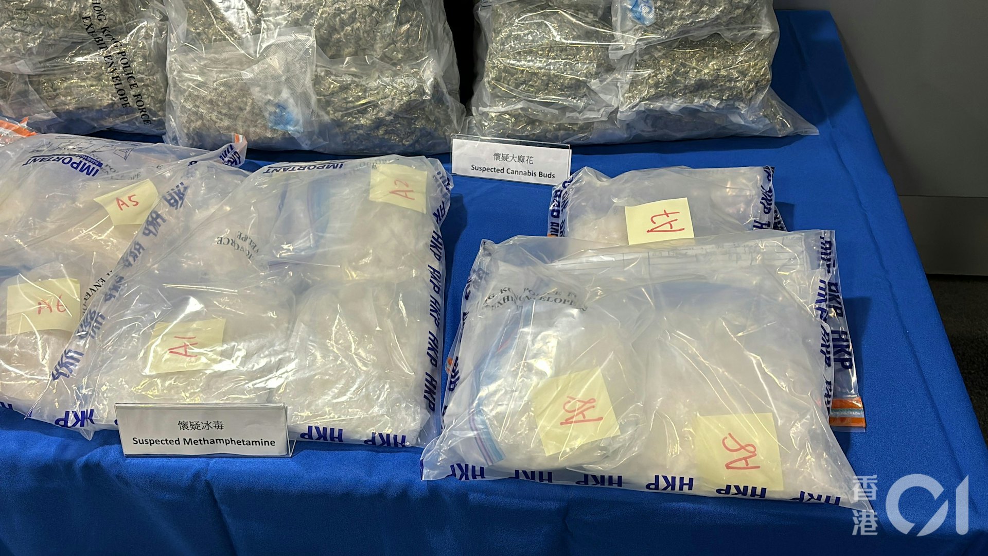警昨(28日)在香港國際機場入境大堂截查一名可疑女子,並在其行李箱內檢獲共31公斤的懷疑「冰」毒及懷疑大麻花,市值約1200萬元。(馬耀文攝) 警昨(28日)在香港國際機場入境大堂截查一名可疑女子,並在其行李箱內檢獲共31公斤的懷疑「冰」毒及懷疑大麻花,市值約1200萬元。(馬耀文攝)