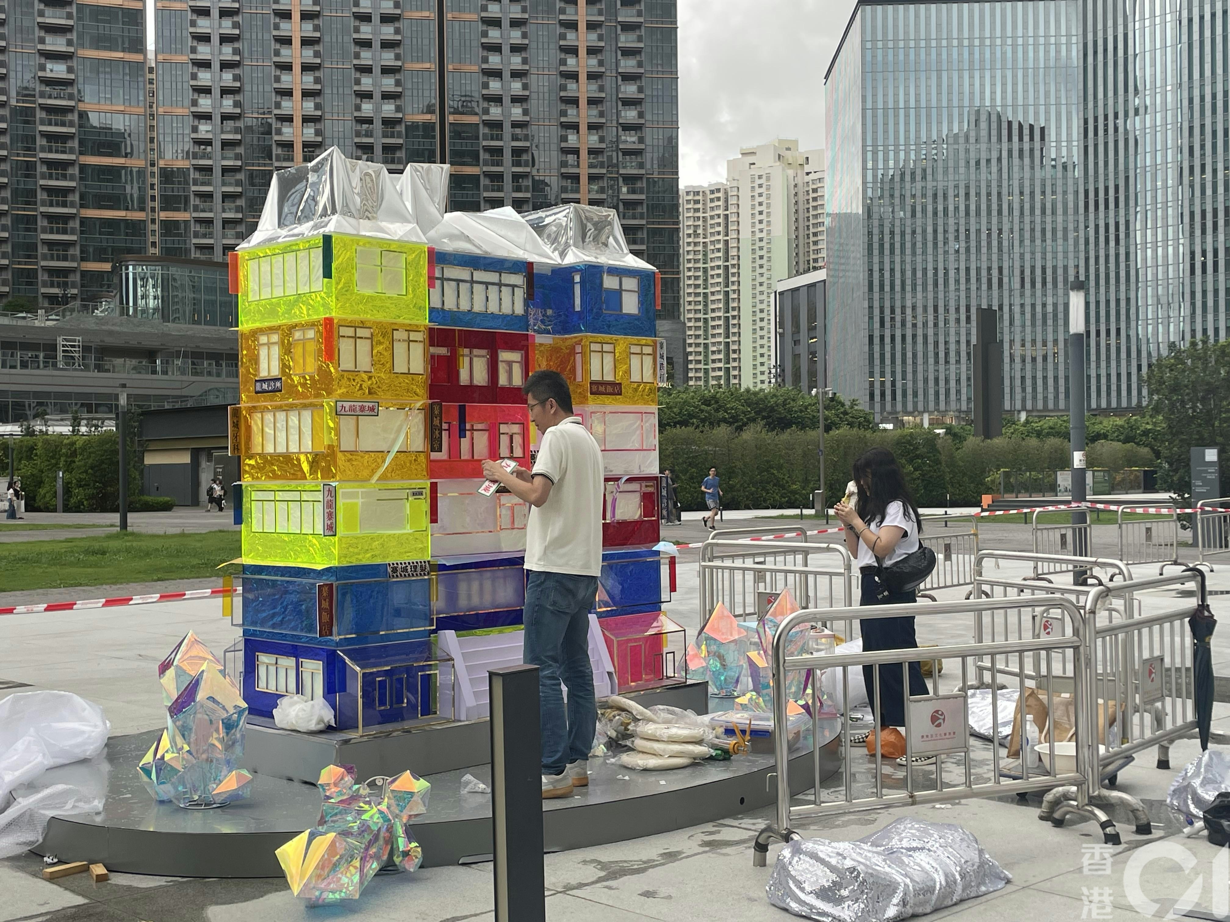 九龍城區各界慶典委員會在6月30日至7月6日在啟德站旁空地舉辦慶回歸燈飾展，分5個主題及由5個裝置代表，工作人員在6月29日趕工。（董素琛攝）