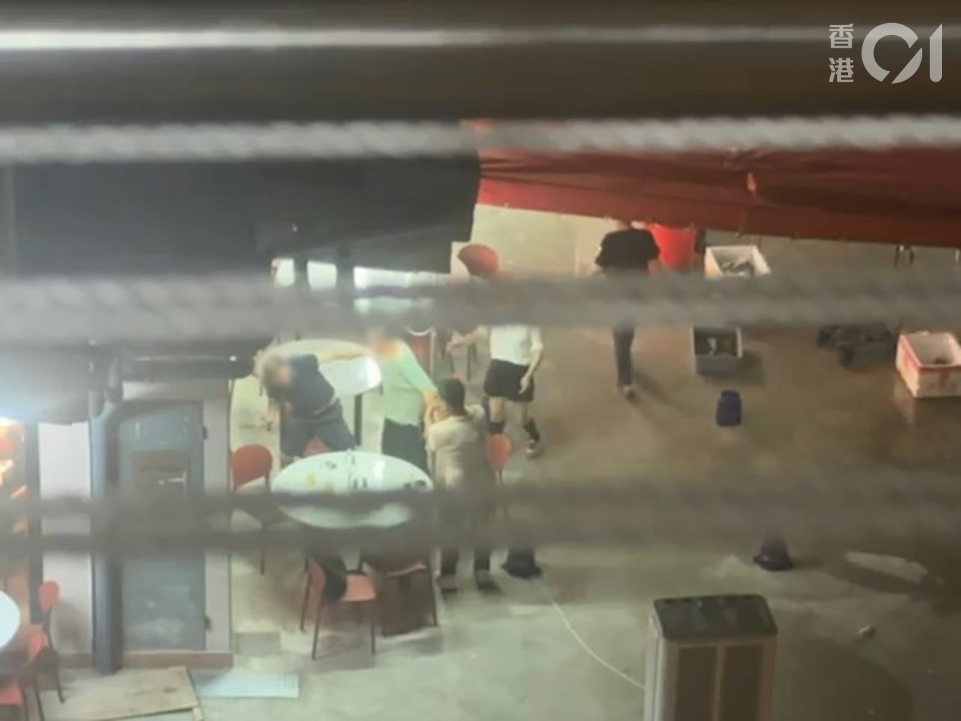 黑衫男手持玻璃樽施襲。(讀者提供影片截圖)