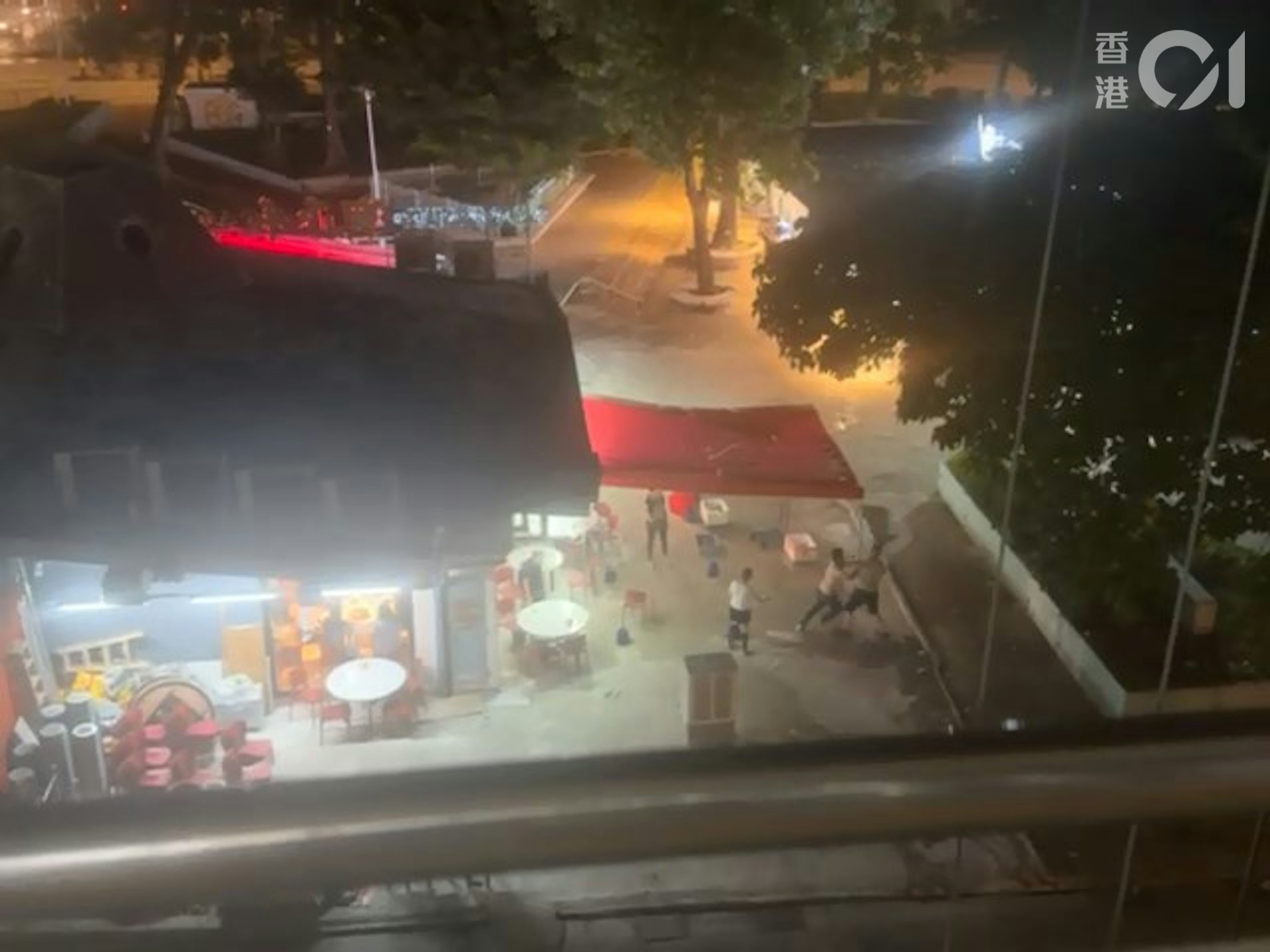 綠衣漢試圖折返被阻止。(讀者提供影片截圖)