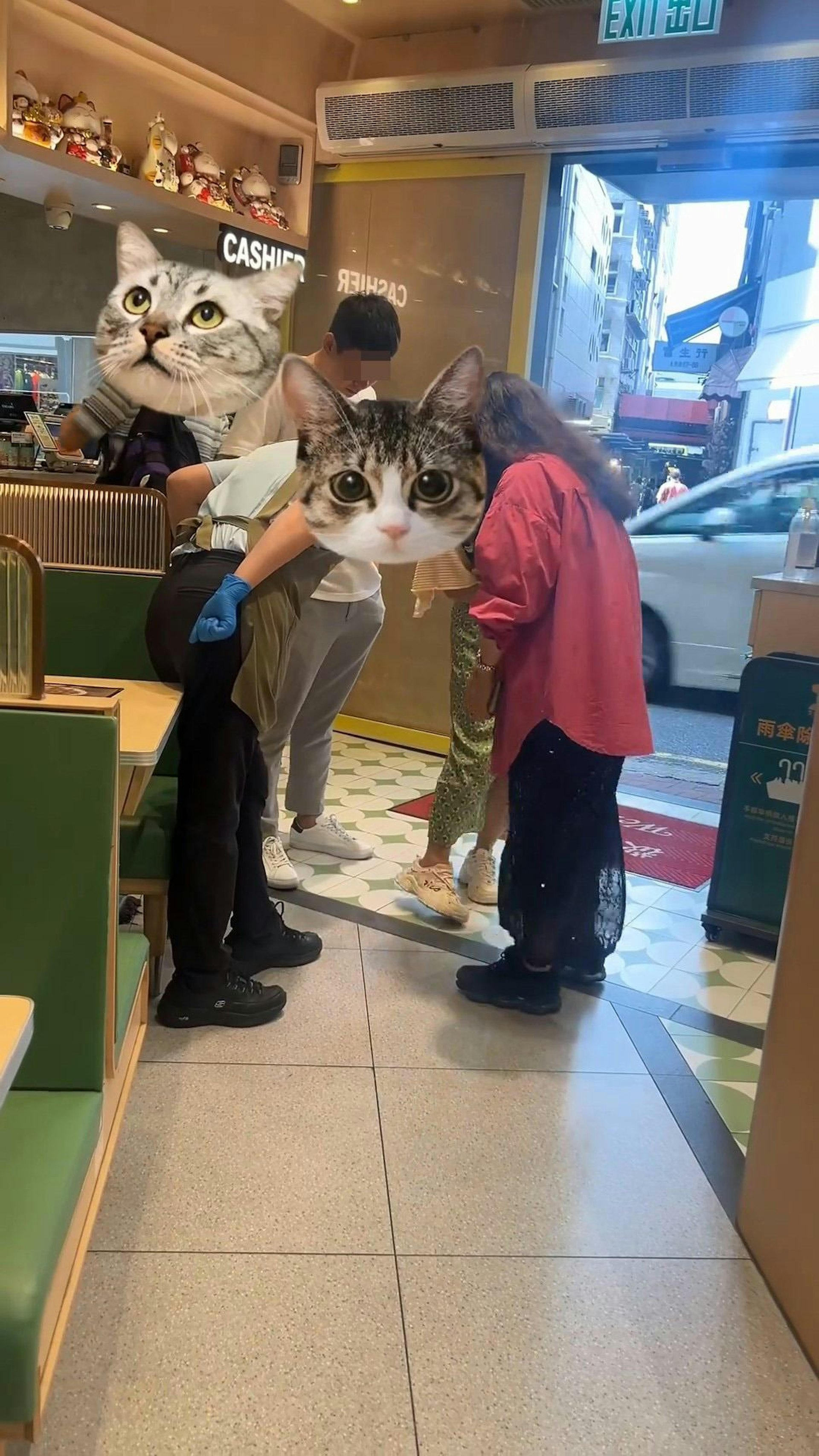 穿紅色上衣女客人以普通話激動表示「要承擔對不對?如果不承擔的話……」,隨後指着旁邊女友人鞋子說「你(女員工)現在看看它這些黃色的,全都是白色的,它是全濕的,全都是那個(飲品)顏色」。(ngayeezuky/Threads影片截圖)