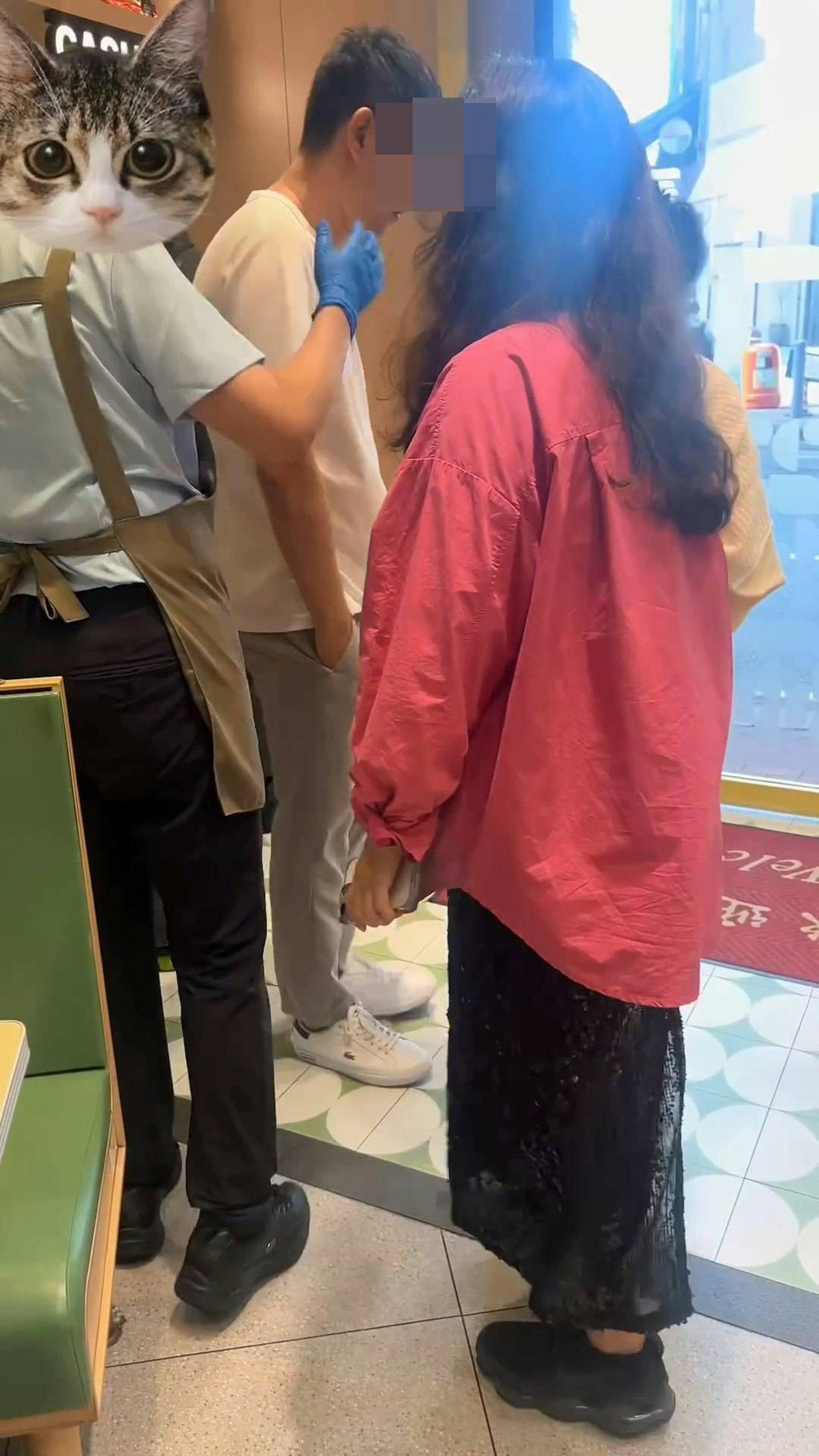 女客人回覆「780塊錢」後,女員工即說「我給780塊錢給你,好啦,行了好不好?你埋這張單,我賠一下錢給你」,2名女客人聞言齊聲說好。(ngayeezuky/Threads影片截圖)